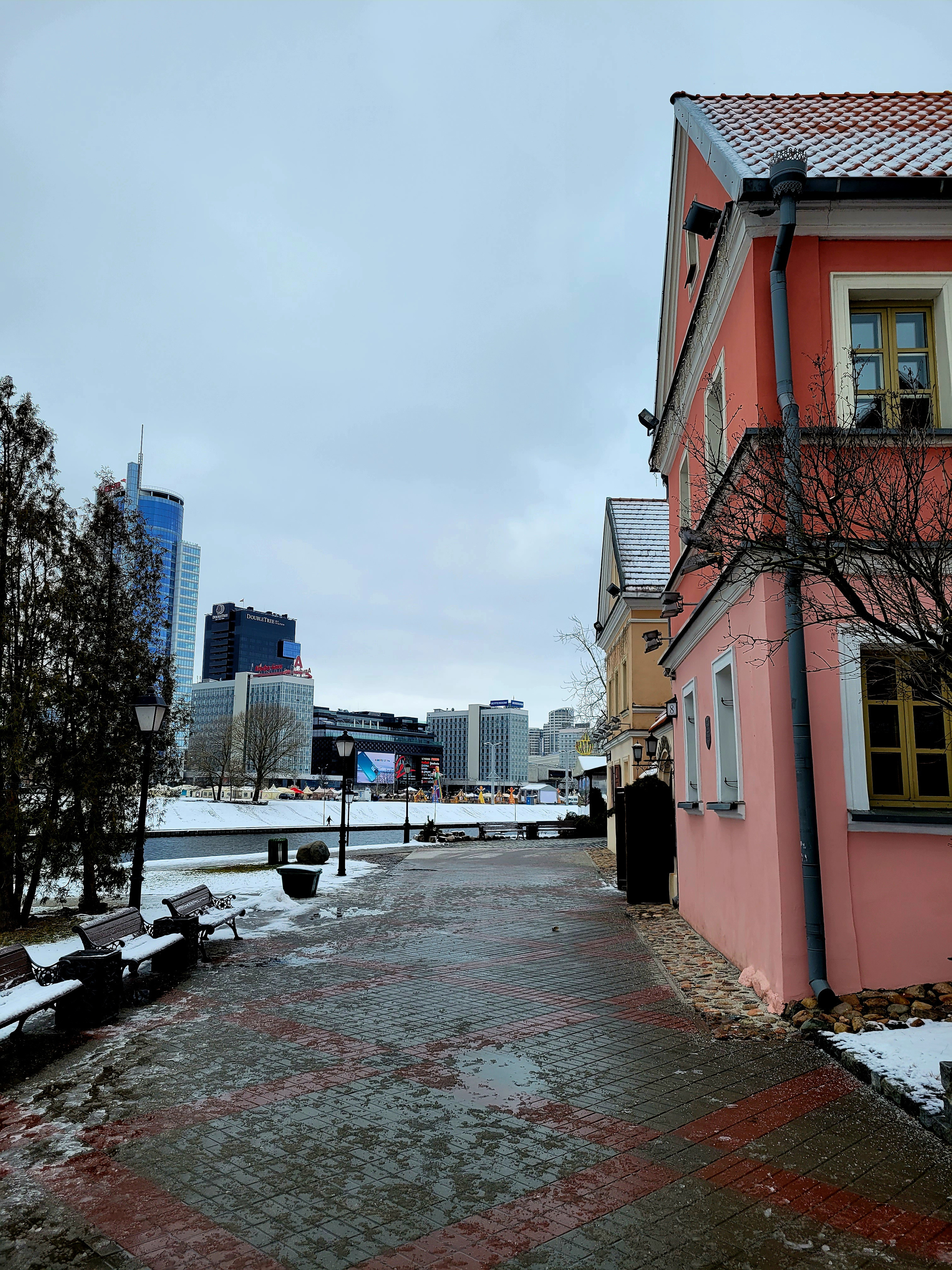 Минск почти полностью был разрушен во время войны. Восстановлен старый центр, возведены новые постройки.