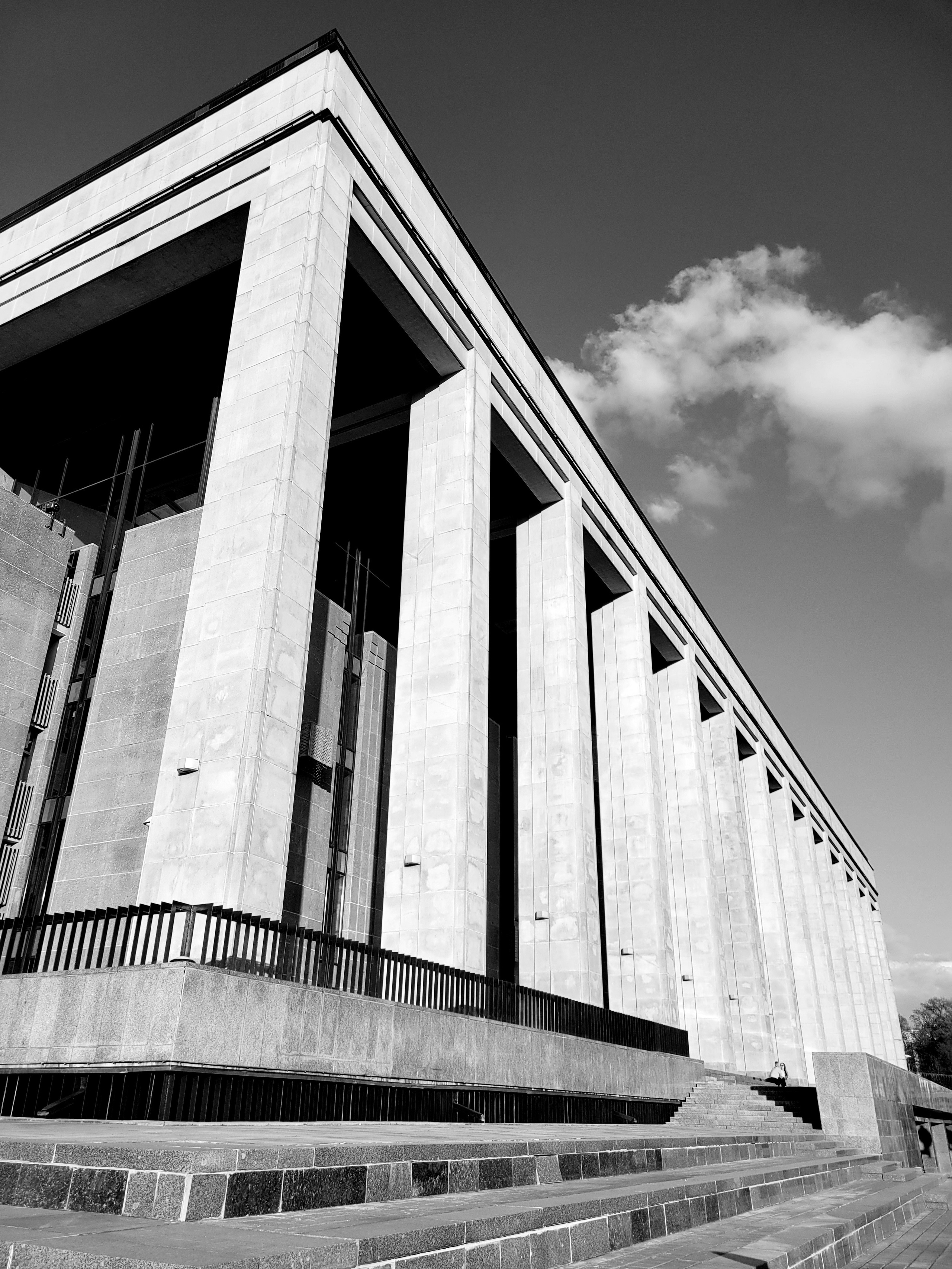 Площади готовились к празднествам, но толп замечено не было