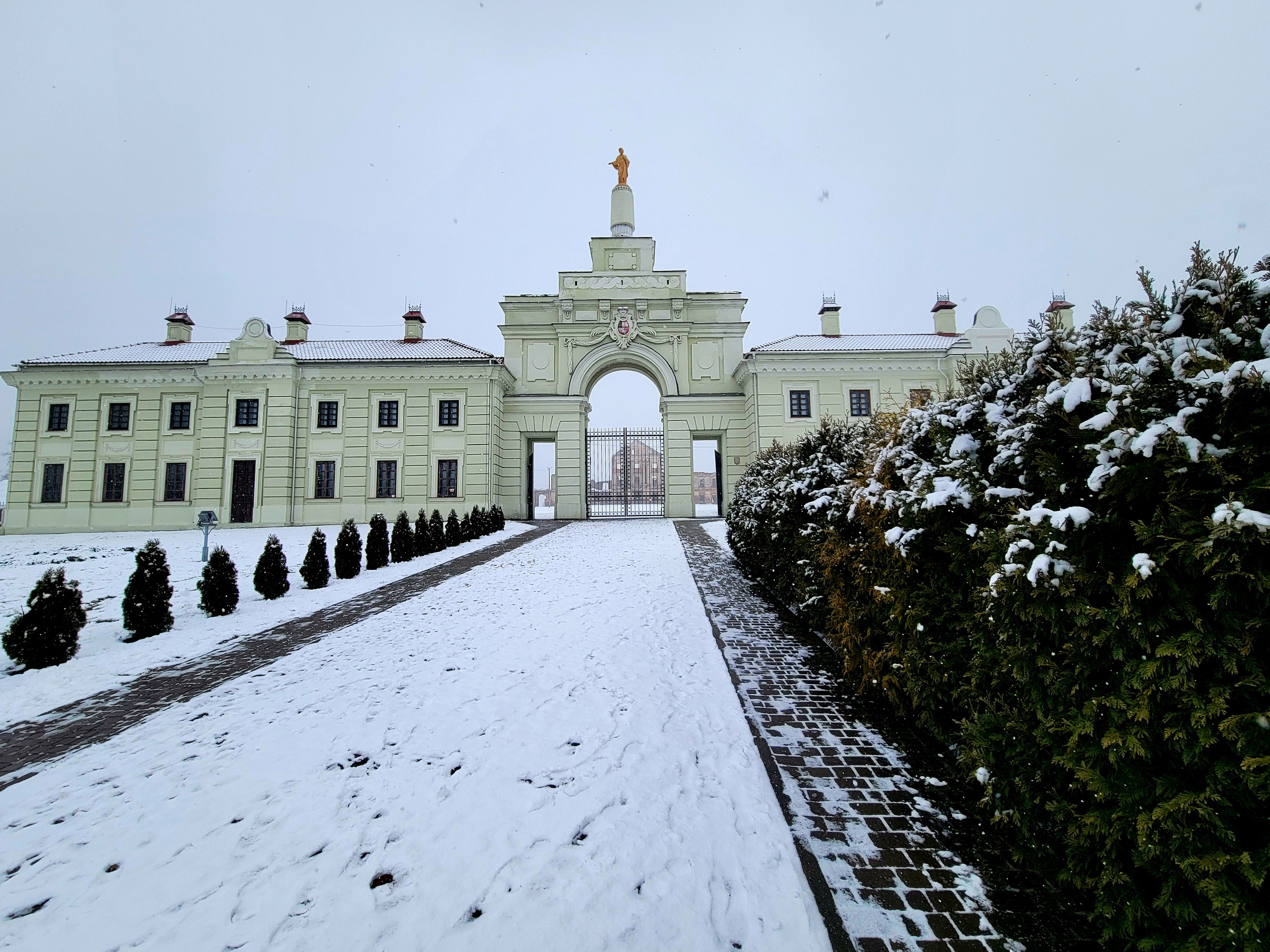 Сейчас замок восстанавливается