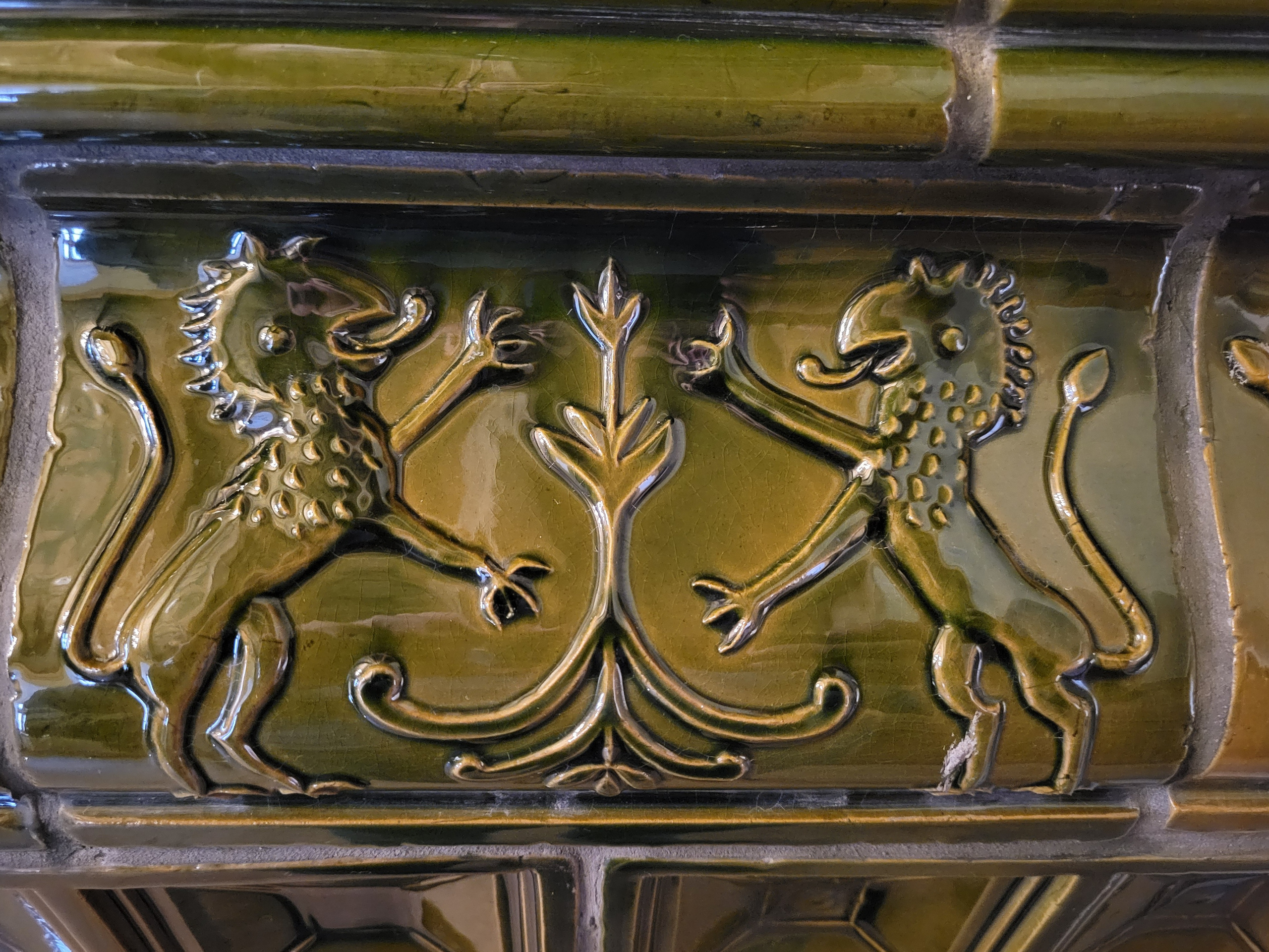 Изразцы на камине в замке Стефана Батория