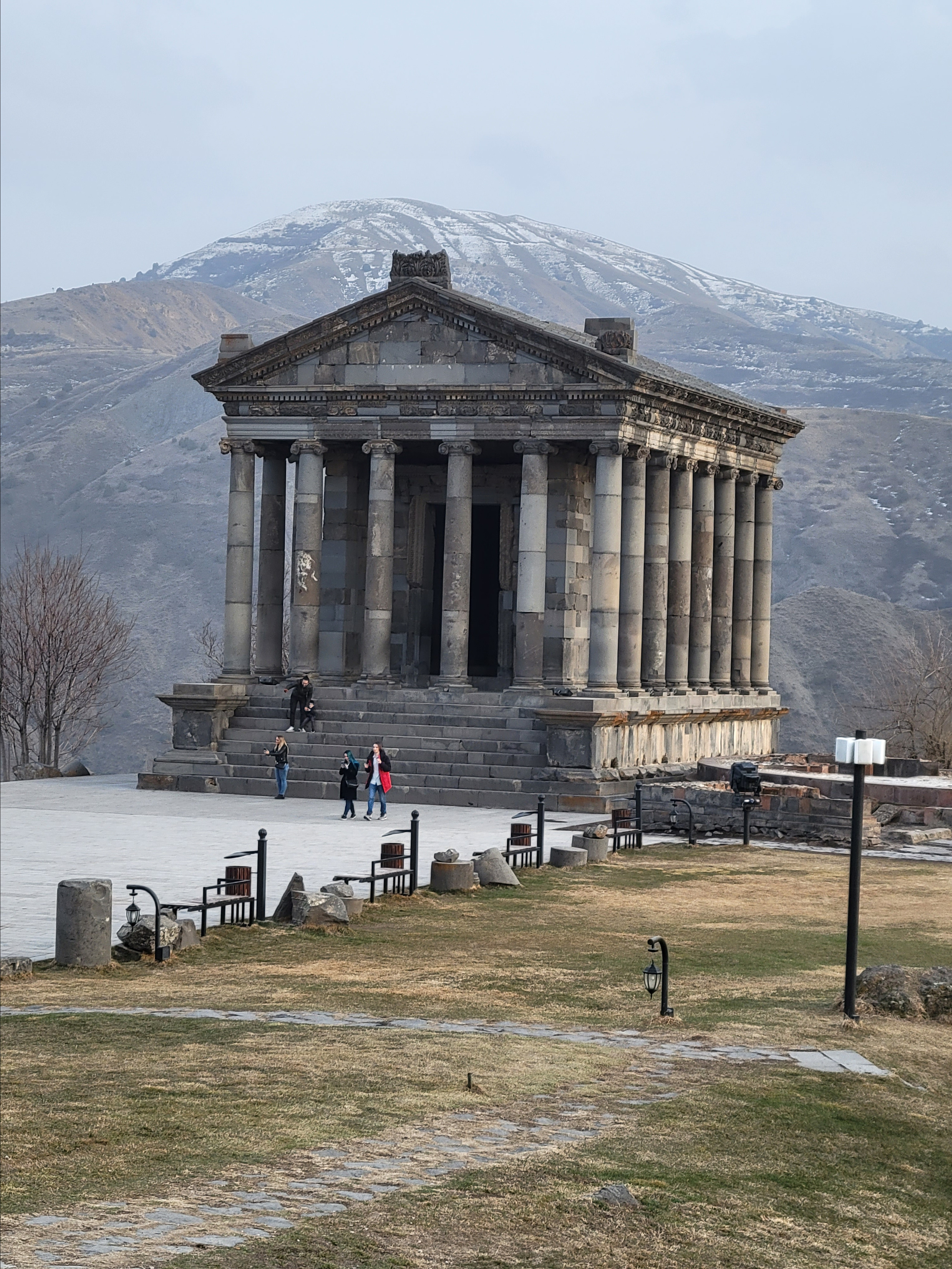 В ночи храм подсвечивается, на фоне гор и закатного солнца выглядит чудесно. Но ночные кадры не удались, т.к. делал их с террасы ресторана