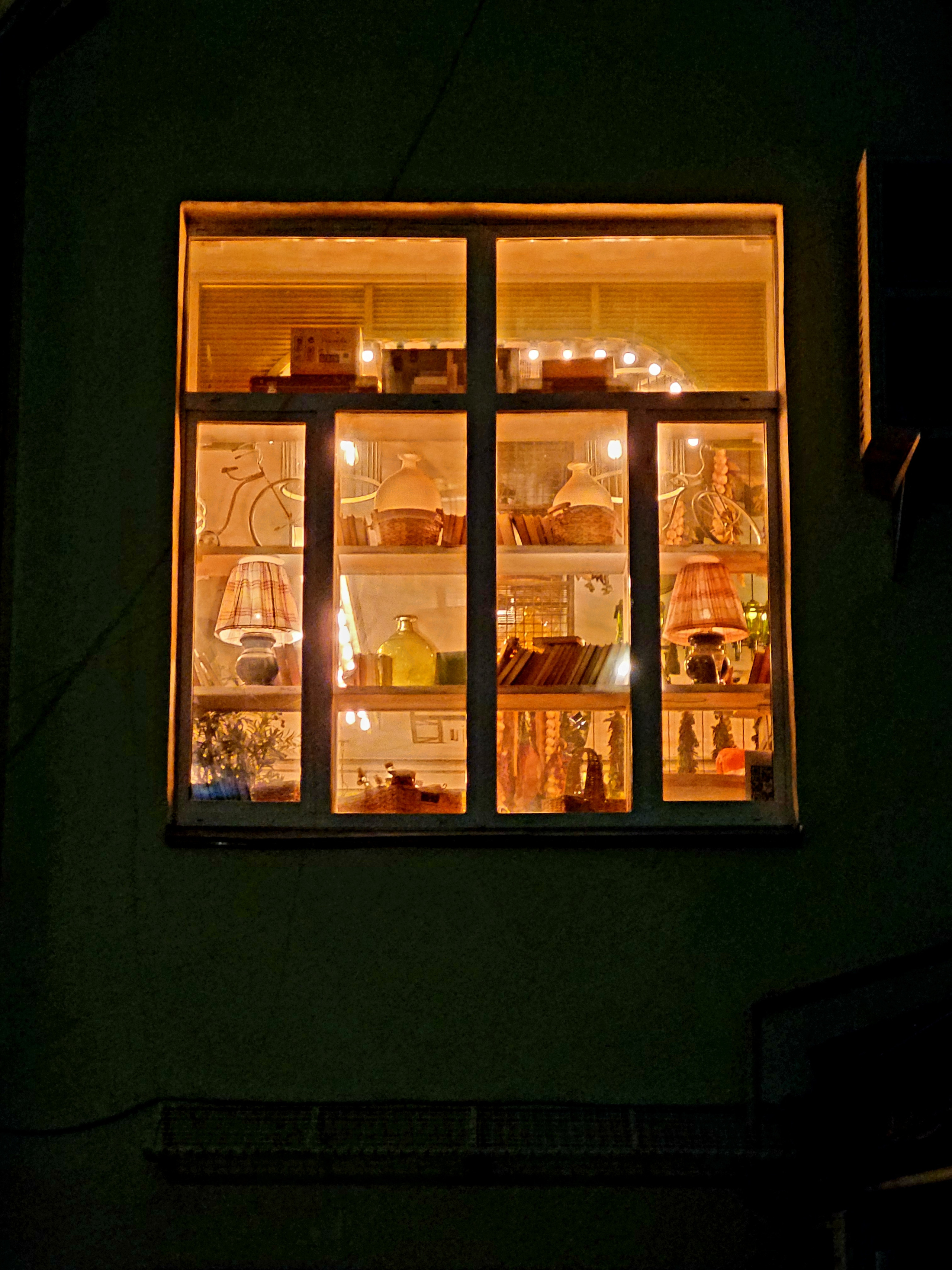 На улице прохлада и дождь, а в домах и кафе - тепло и уют