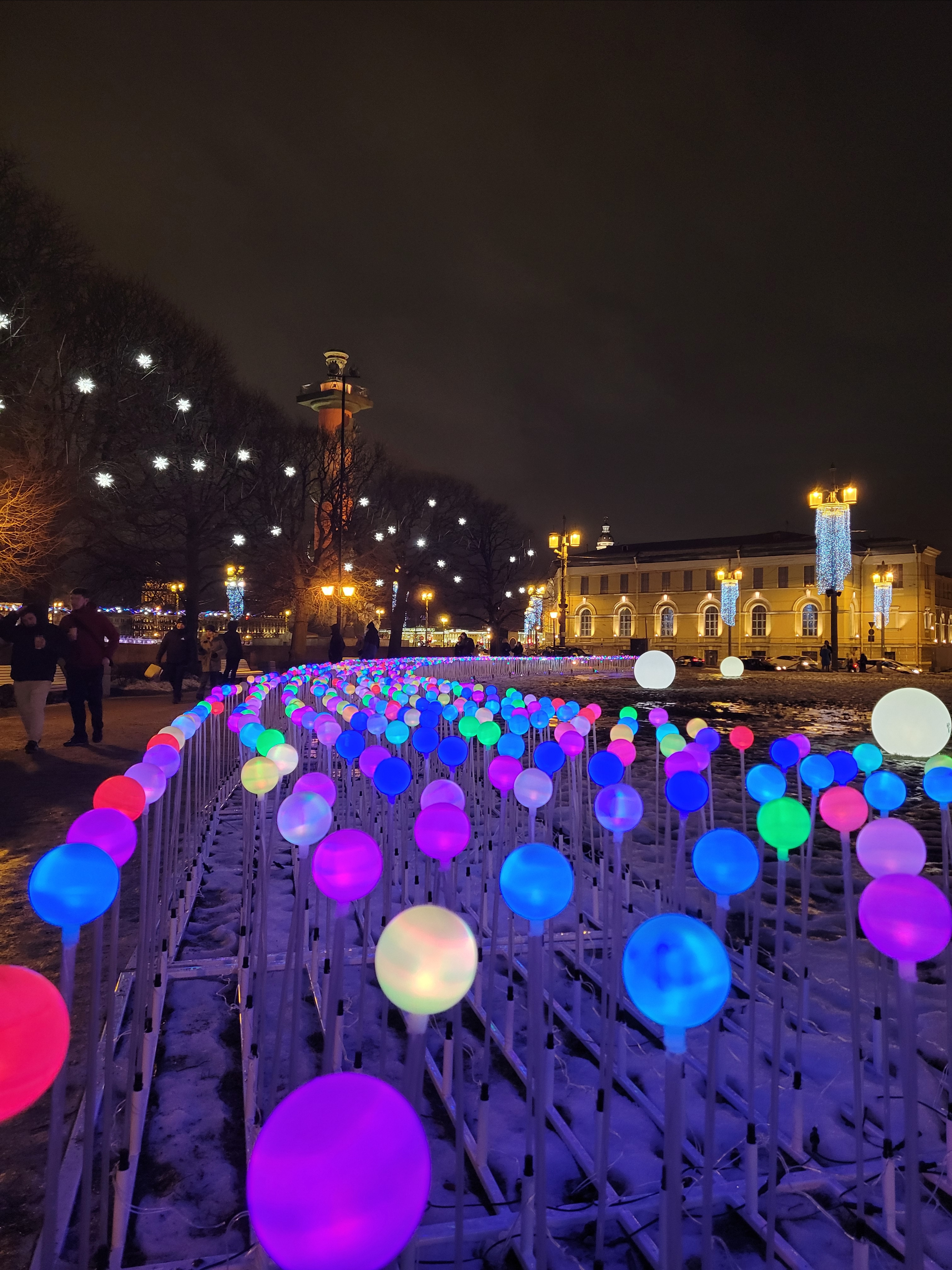 На стрелке сказочное поле