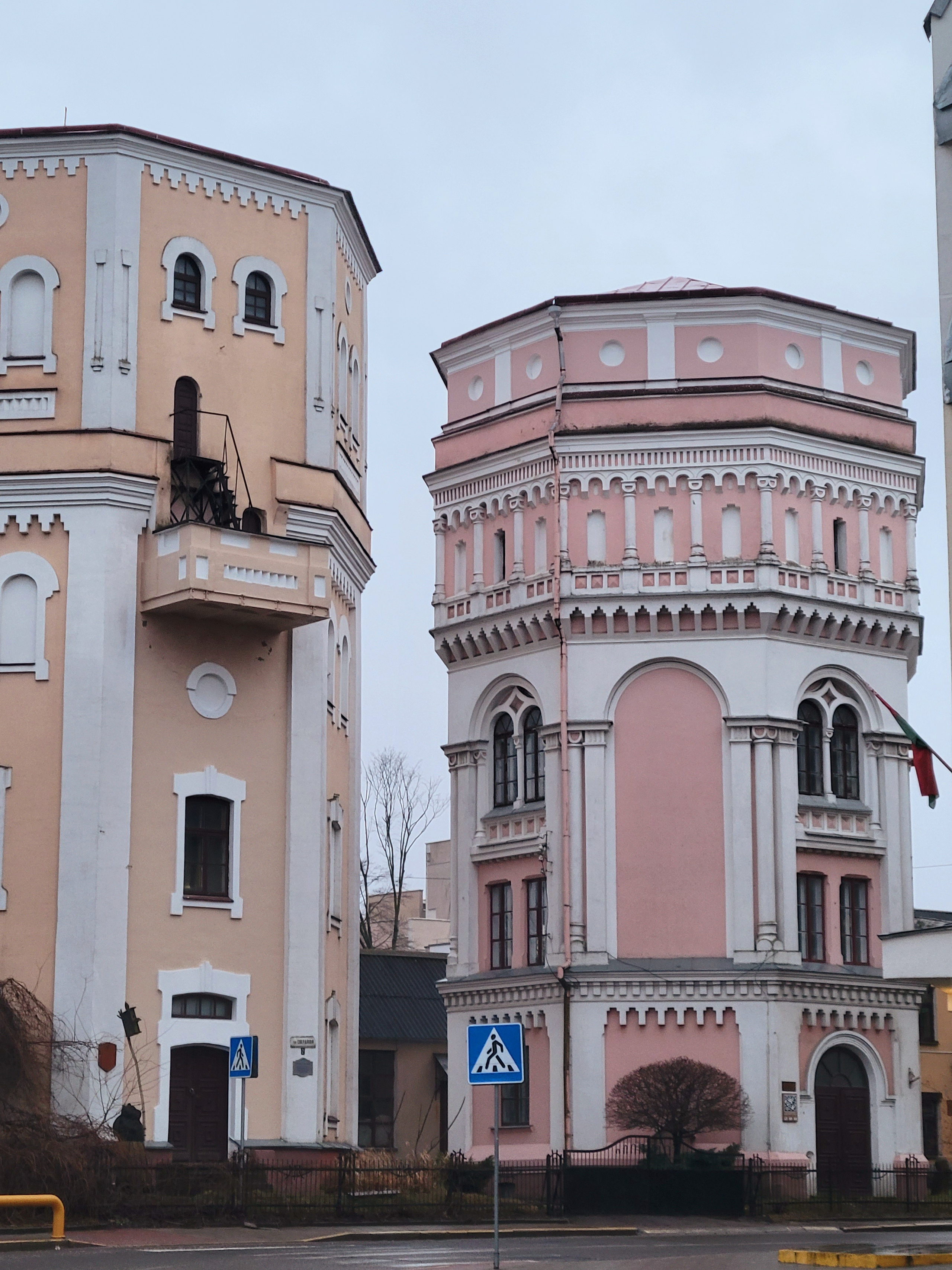 На окраине центра города, очень выразительные. Нынче - художественные мастерские