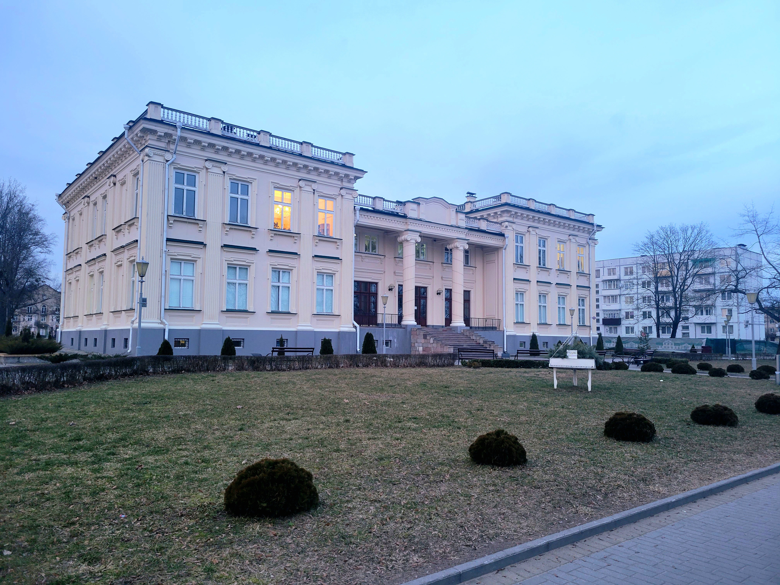 6 часов пути на запад, город Щучин. Дворец Друцких-Любецких. На улице +6, снега нет ни в городе, ни на полях.