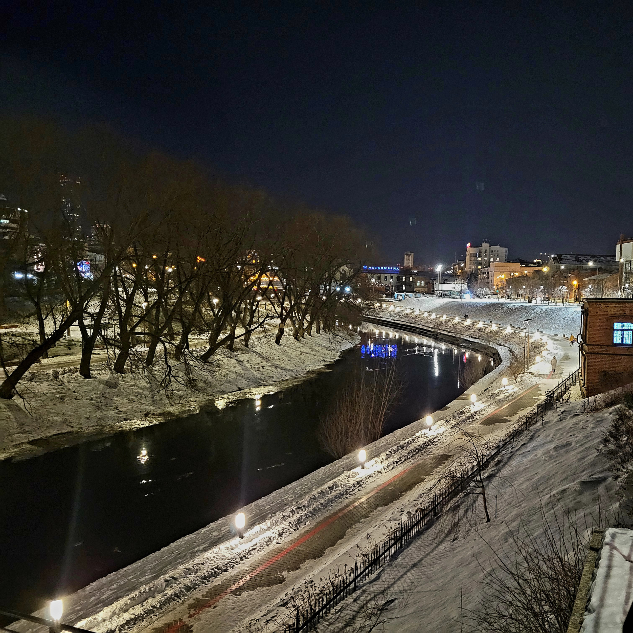 По городу проложены (и нарисованы на асфальте) маршруты - красная и синяя линия.