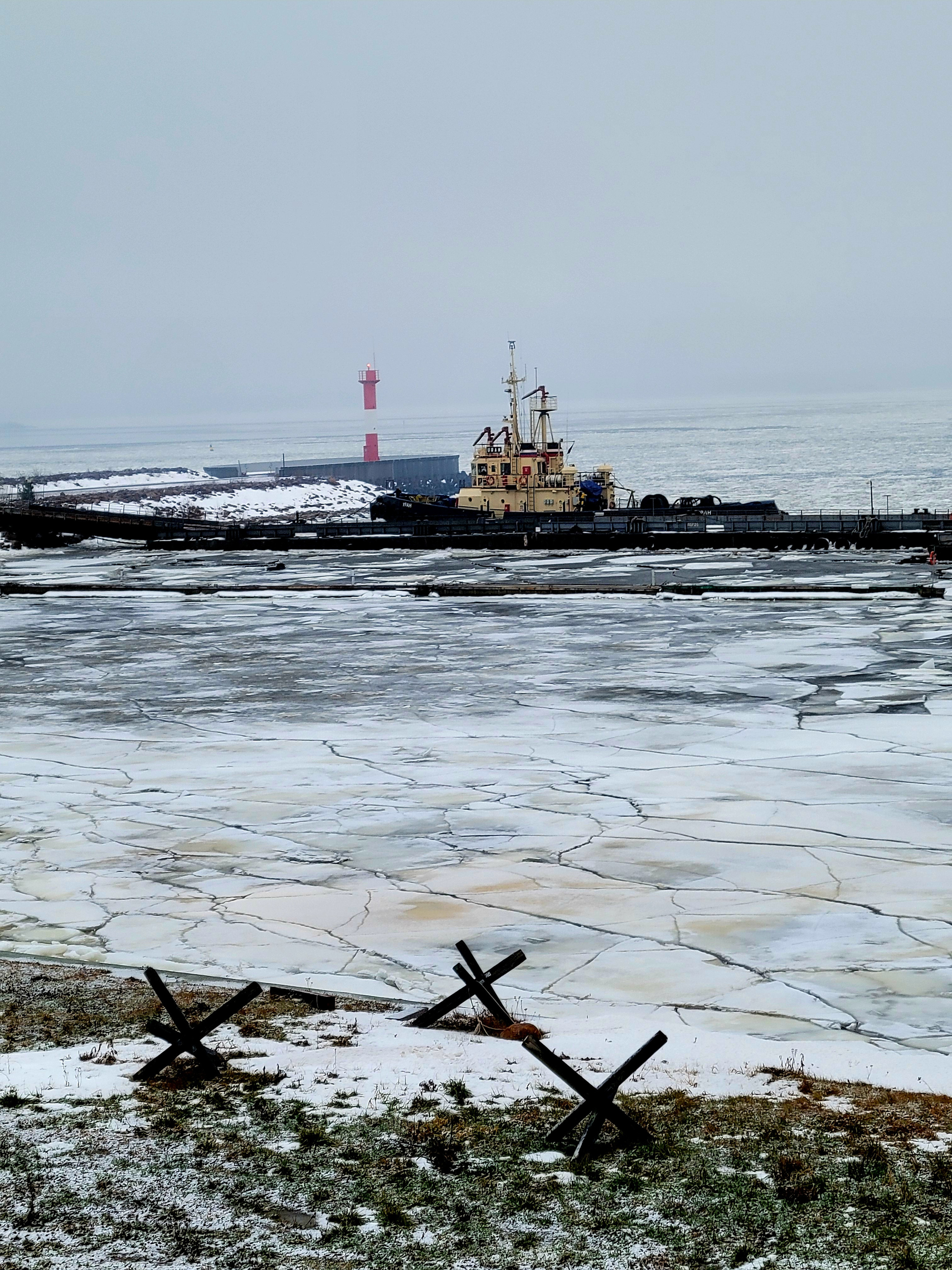 В заледеневшем финском заливе сохраняется проход для кораблей