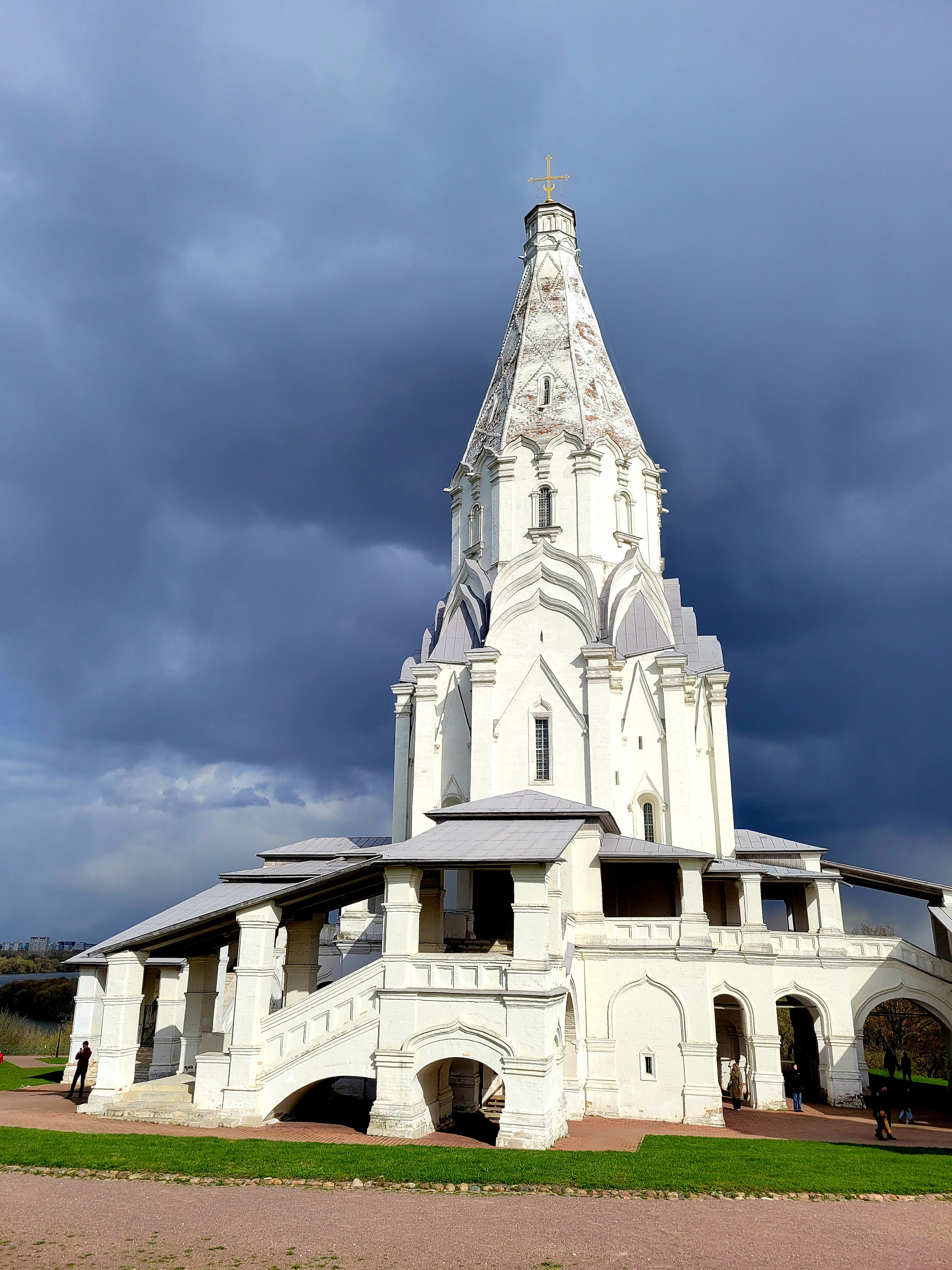 Лестничная галерея делает стройную церковь Вознесения особенно запоминающейся
