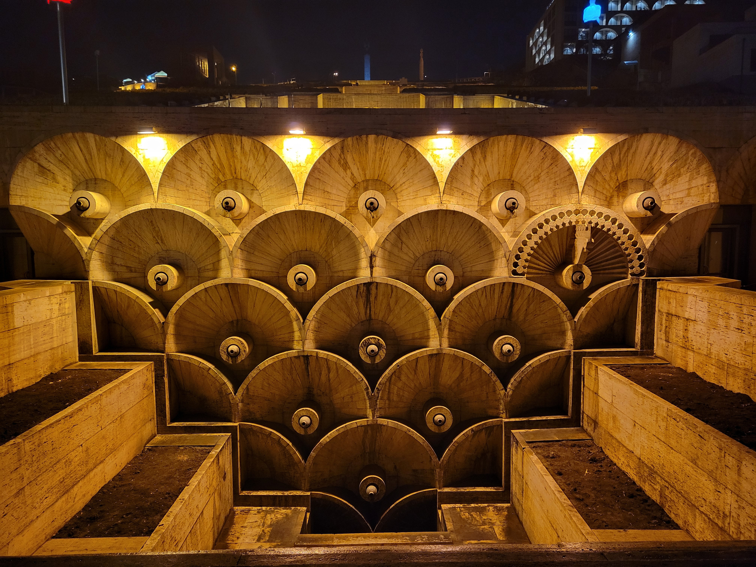 Каскад. Фрагмент. Судя по конструкции - это фонтан