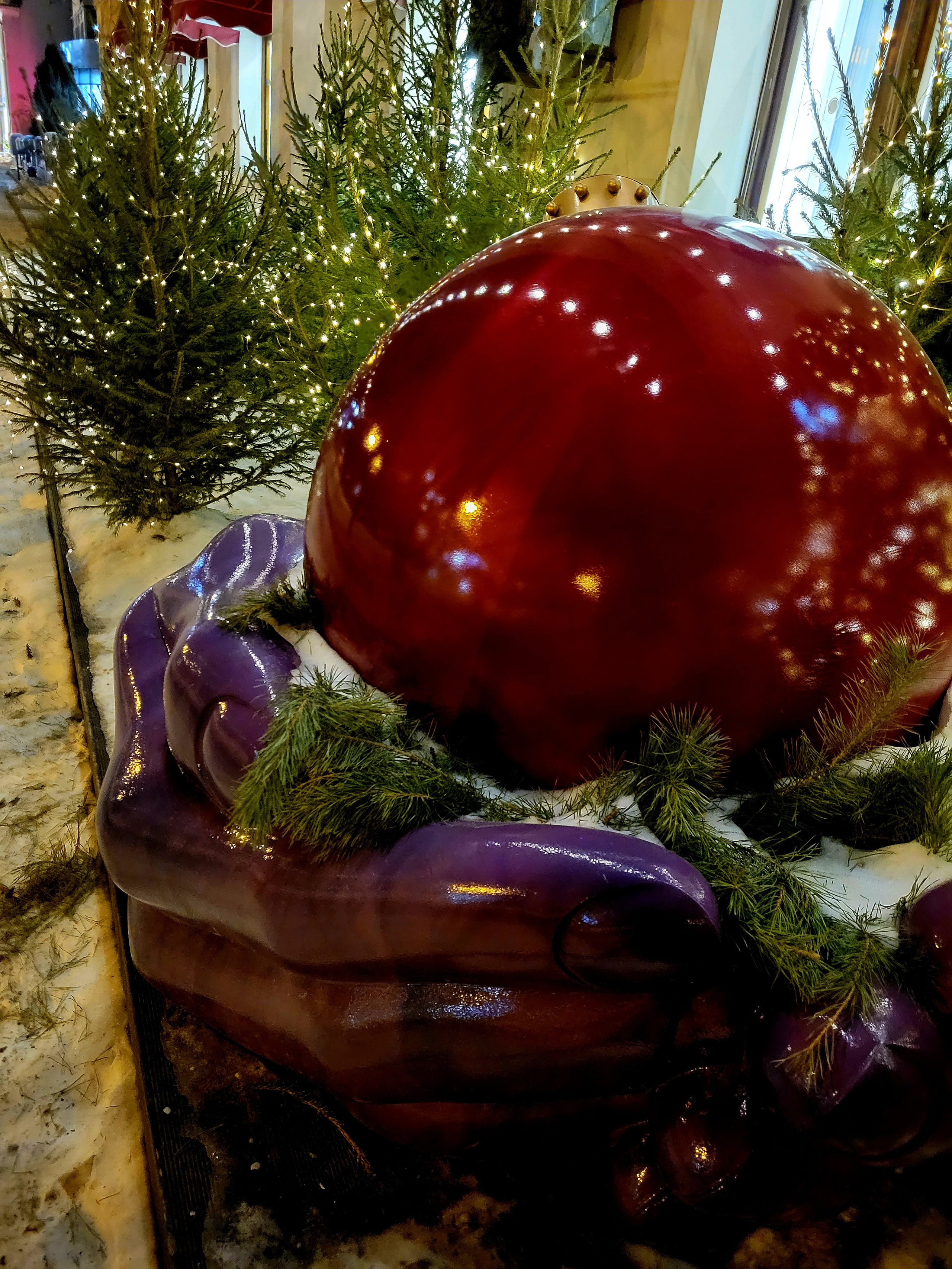 Новогодние украшения и огоньки придают очарования уютным кафе