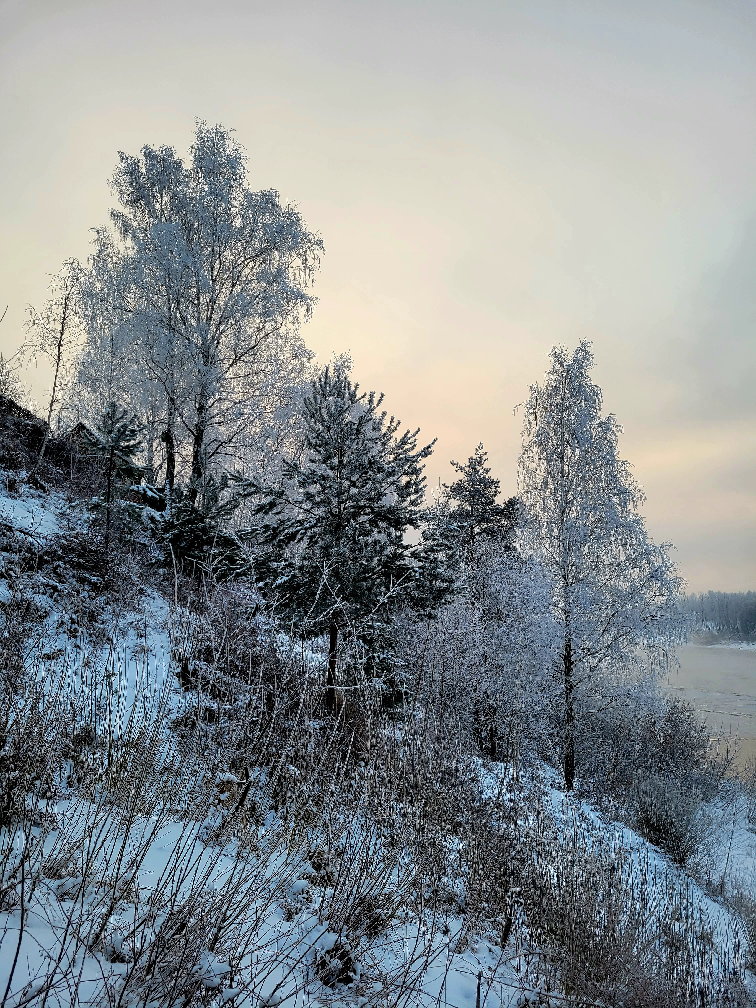 А там - тишина, стоит шелест и треск - ледоход