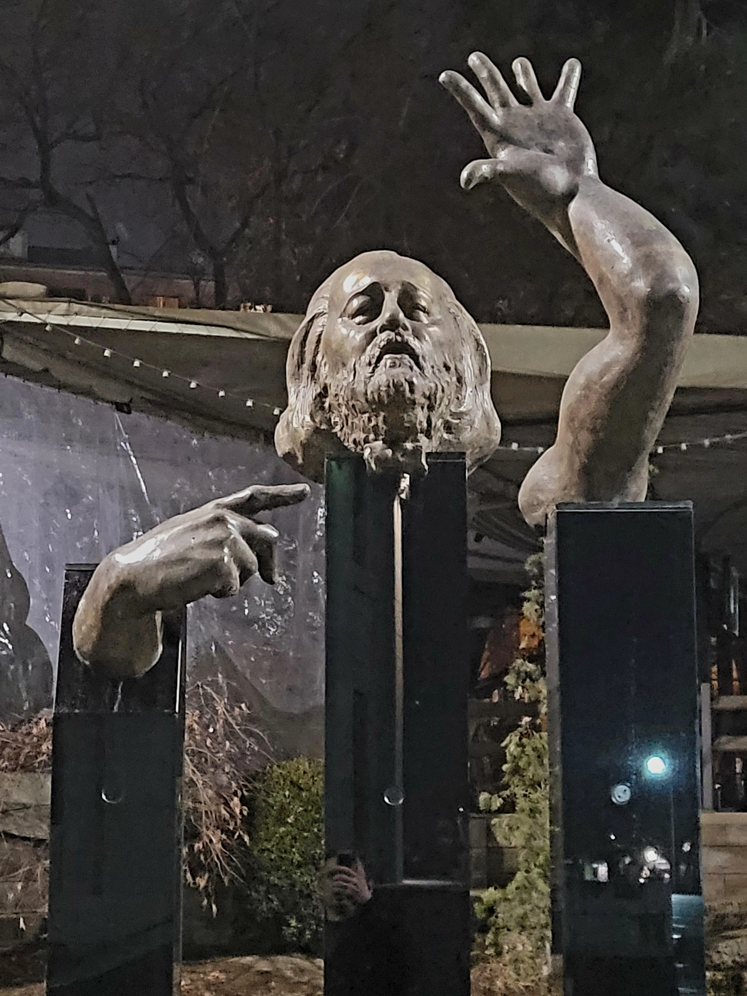 И еще одна скульптура возле оперы