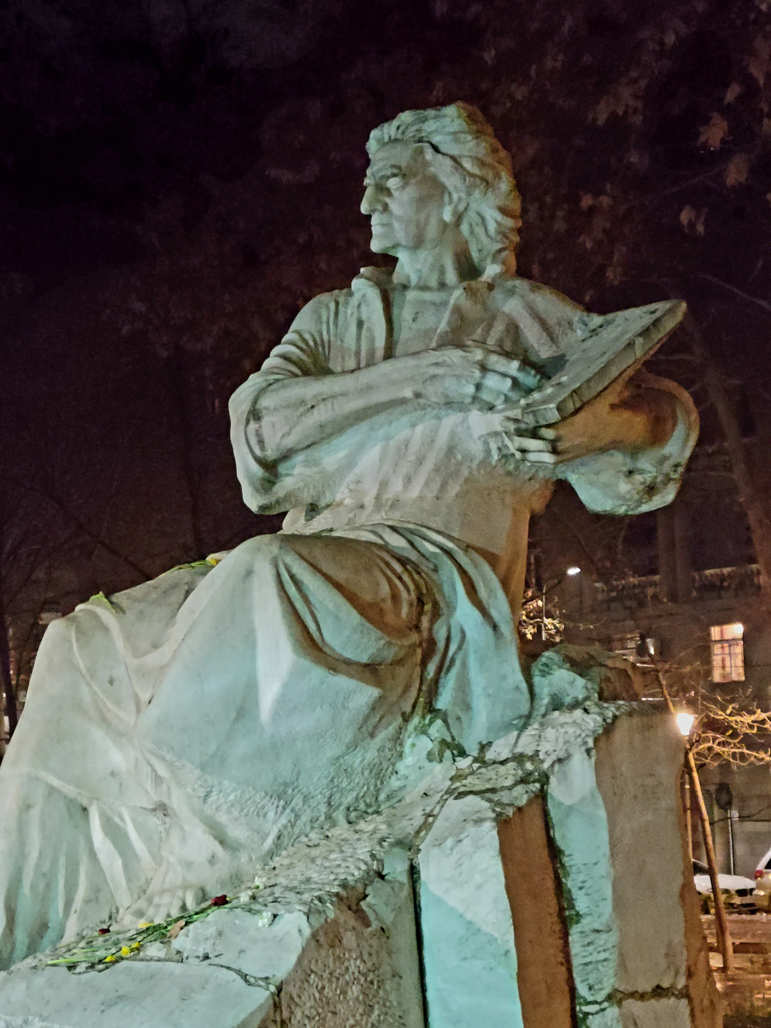 Статуя недалеко от оперы