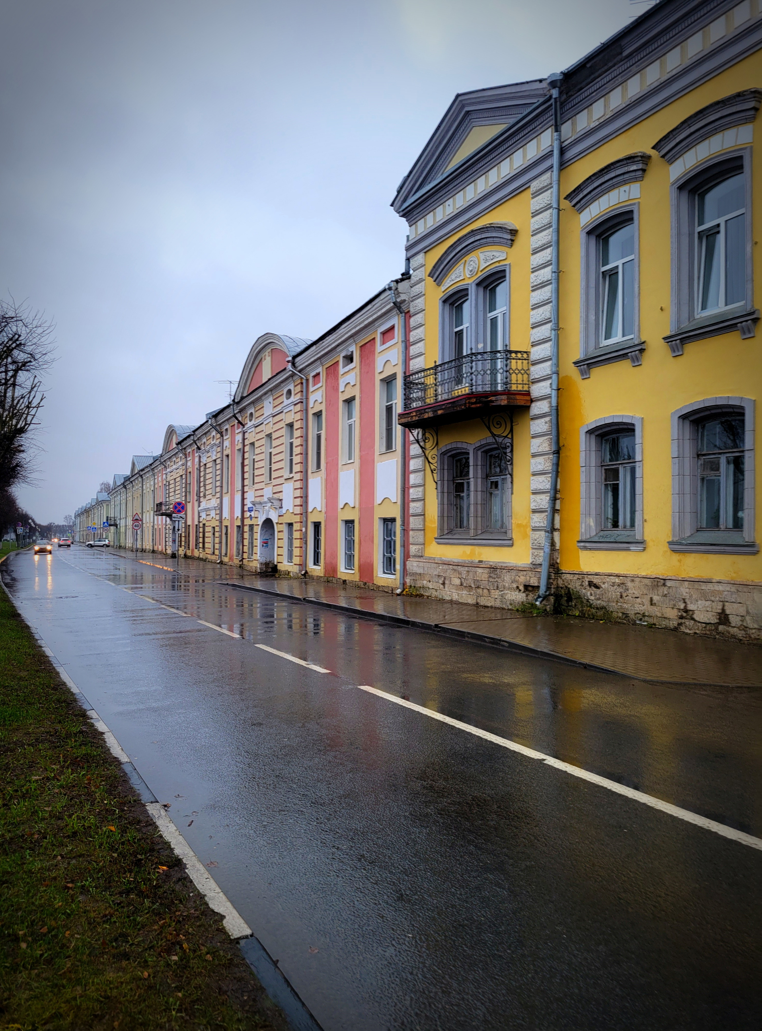 Набережная. Красиво, в солнечный день, наверно, совсем по-другому восприняли бы город