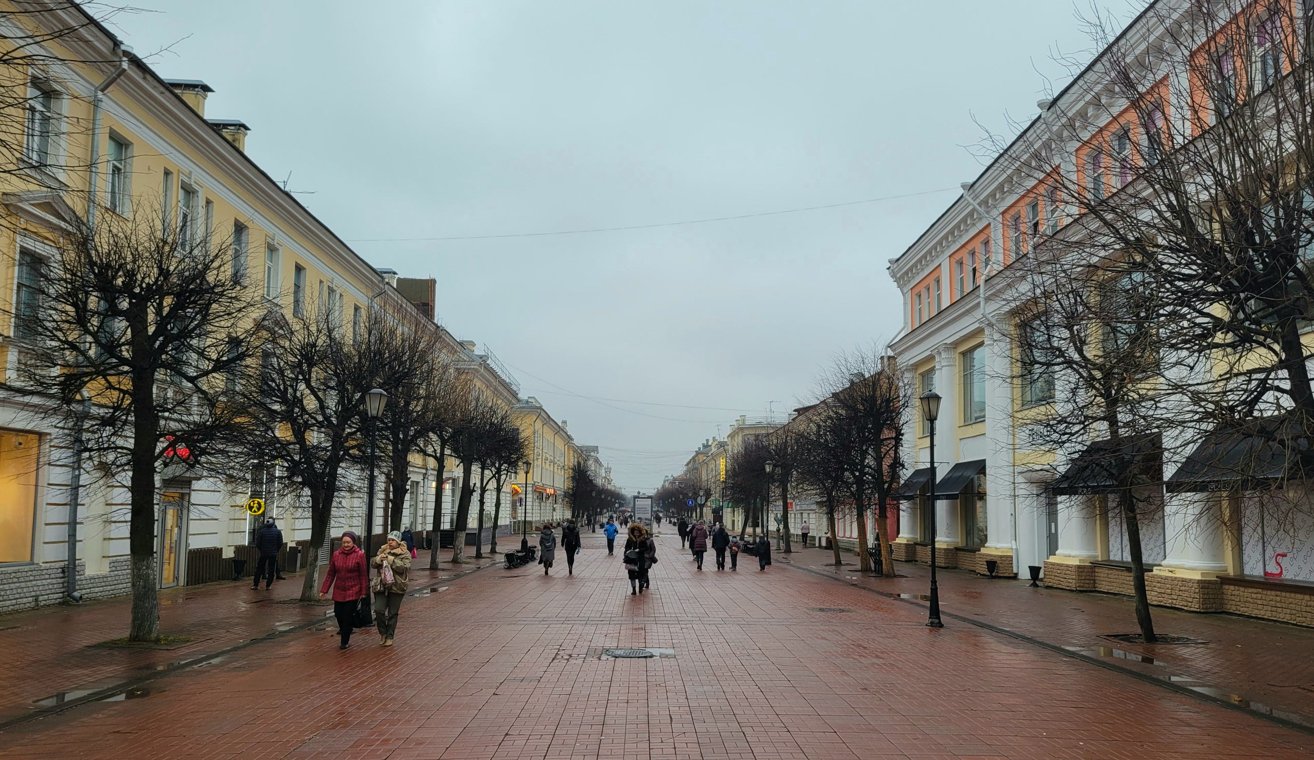 Пешеходная улица в центре, но не многолюдно. Рано и хмуро