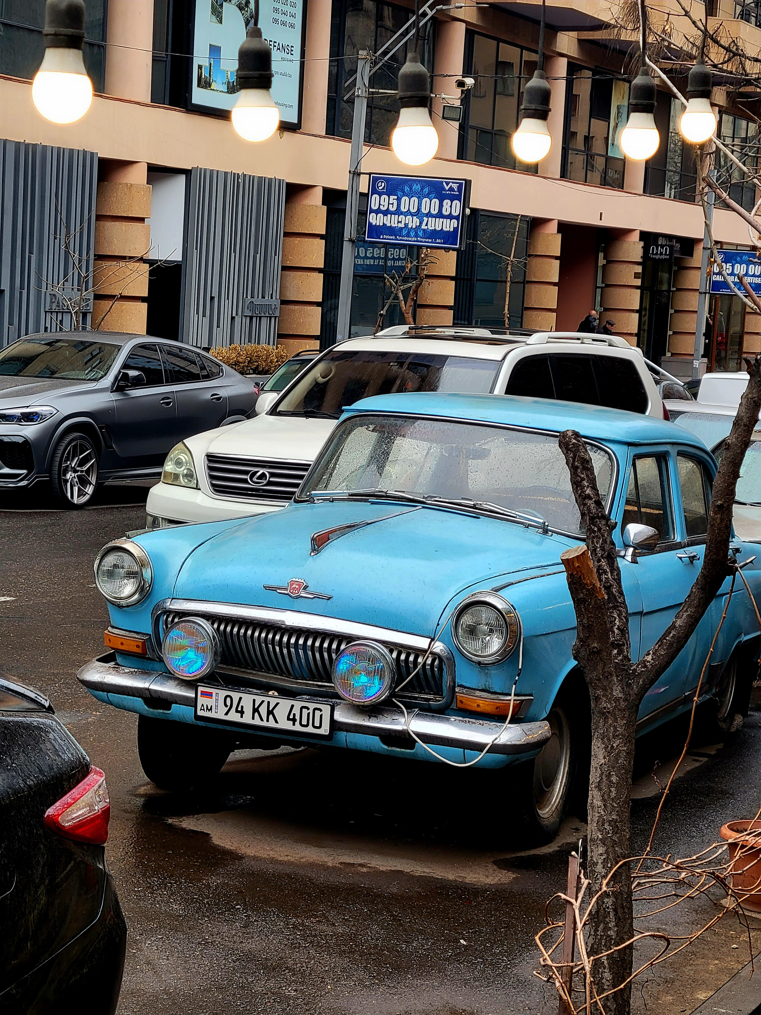 Разнообразие авто парка поражает. От 60-х гг прошлого века, до современных Тесл и дорогих электрокаров