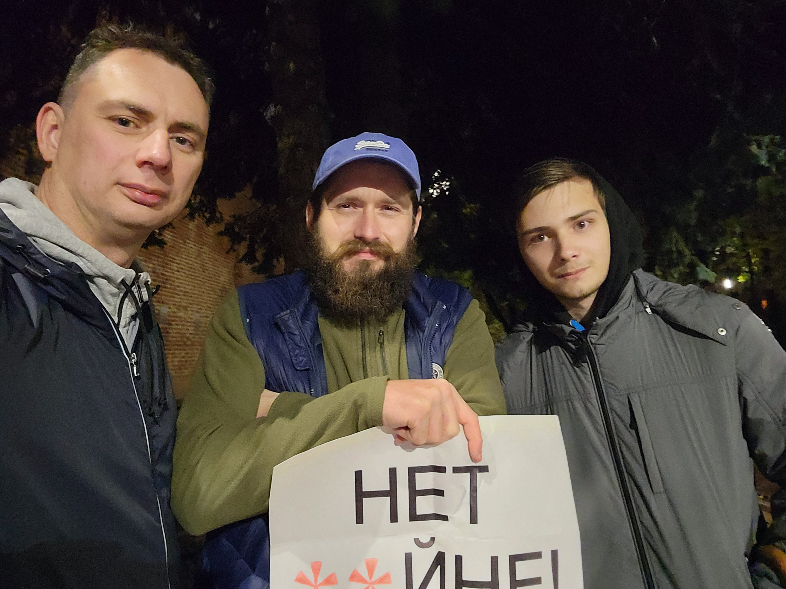Одиночный пикет в центре города против неясной "**йны" Ж)