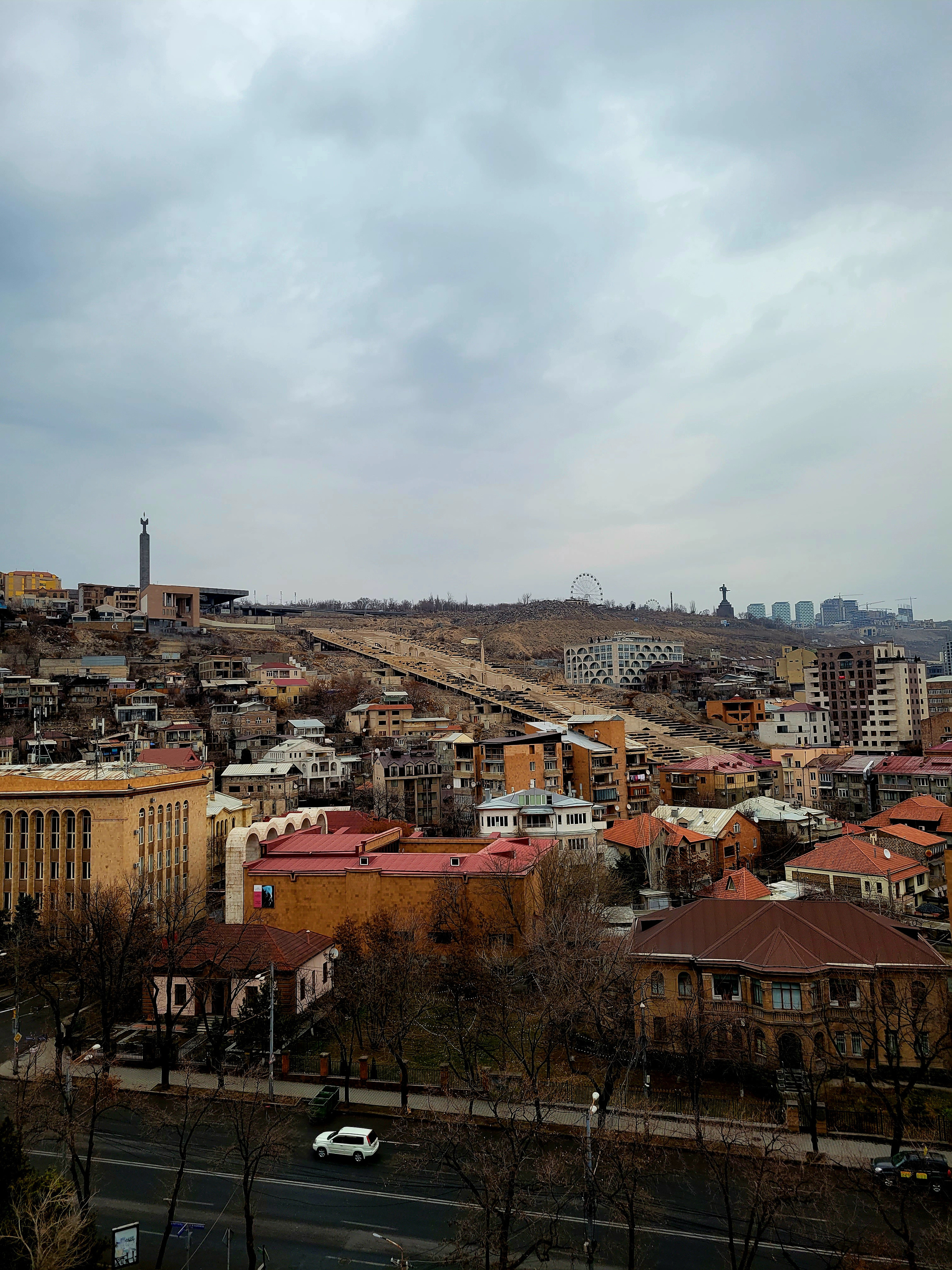 Вид ранним утром из отеля на каскад