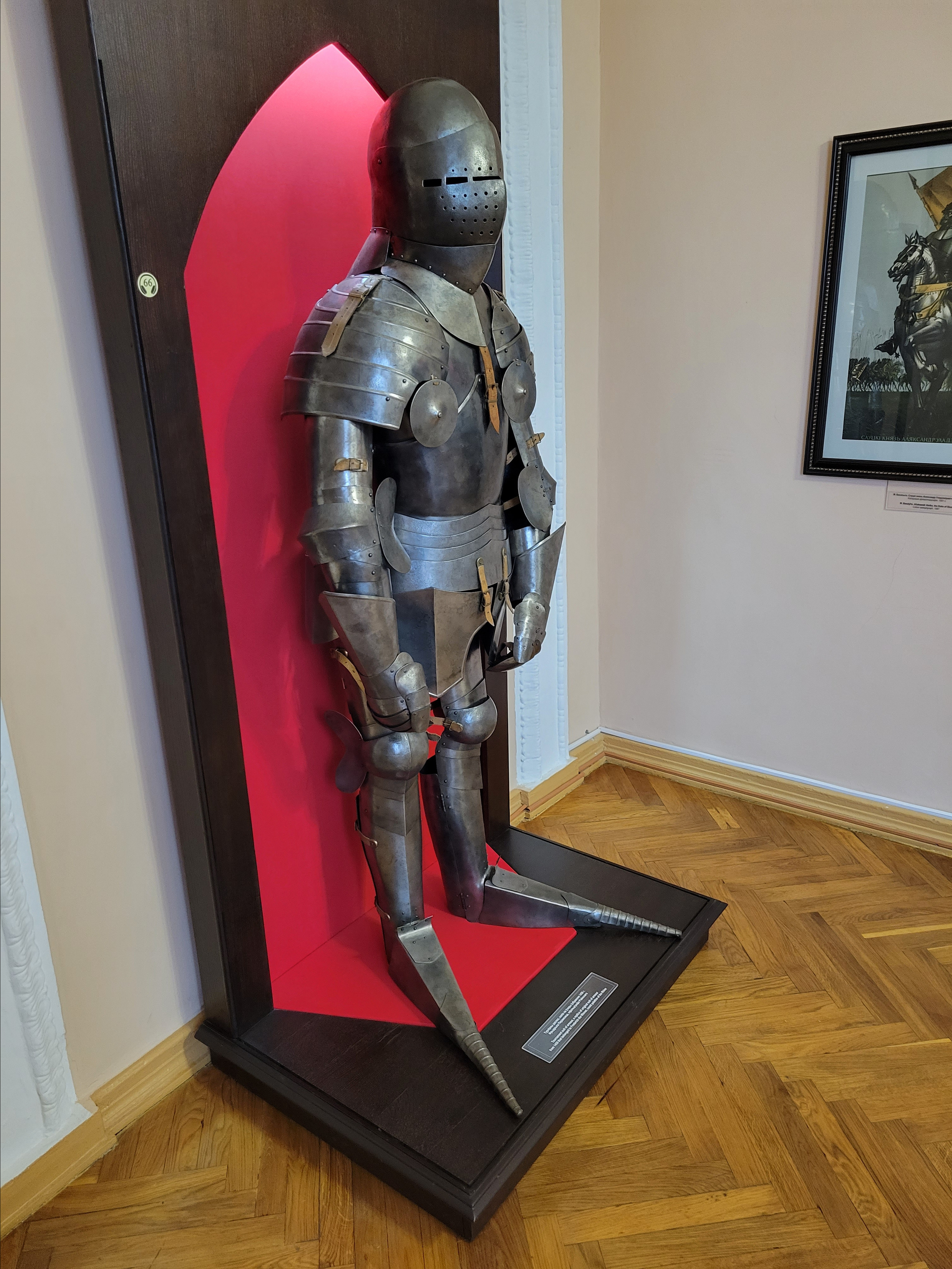 В новом замке оказался музей, на который зря потратили уйму времени. Только "ласты" рыцаря впечатлили. Не понятно, зачем такие