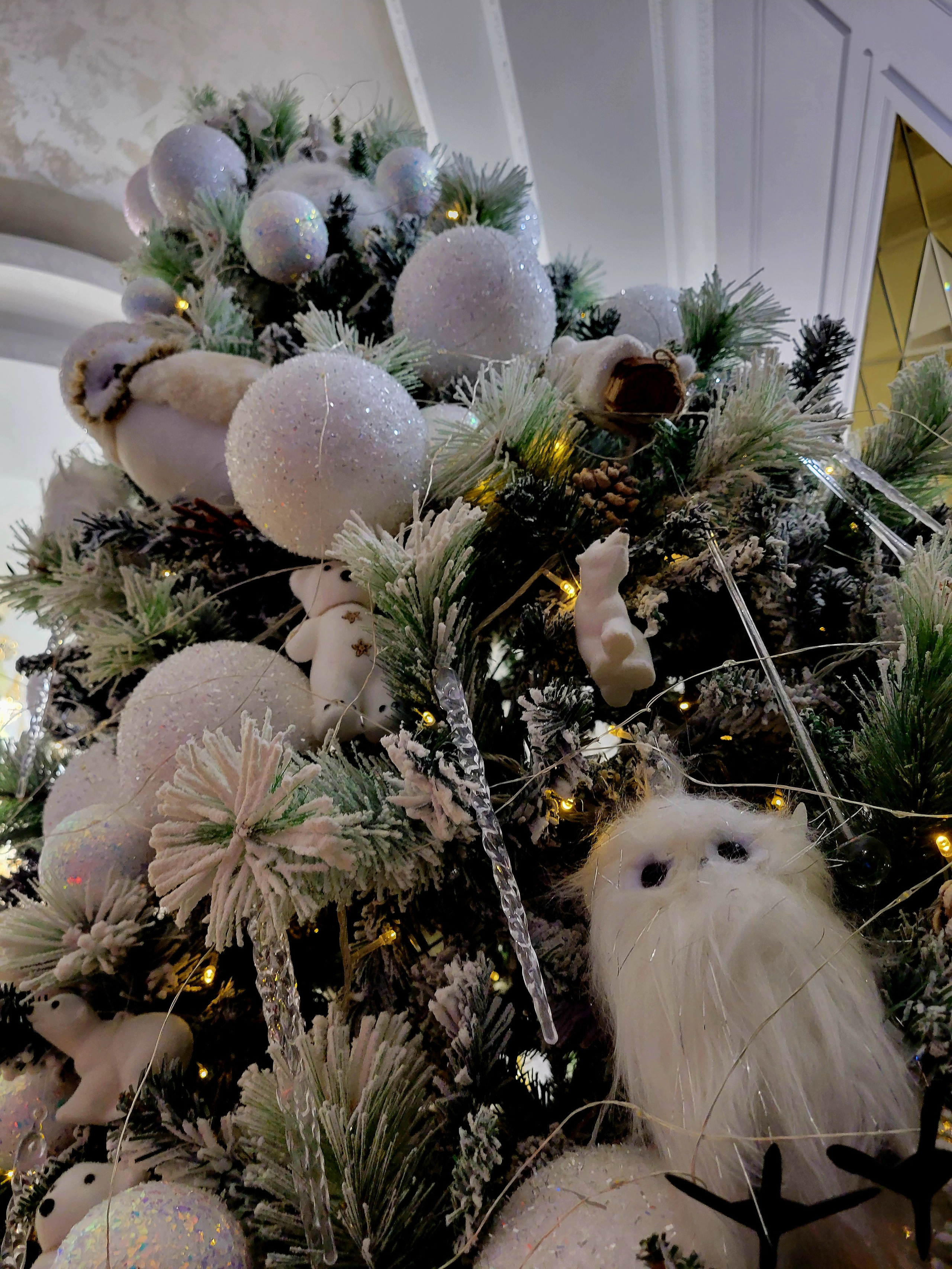 В поселке один большой отель с рестораном. Записи нет, живая очередь