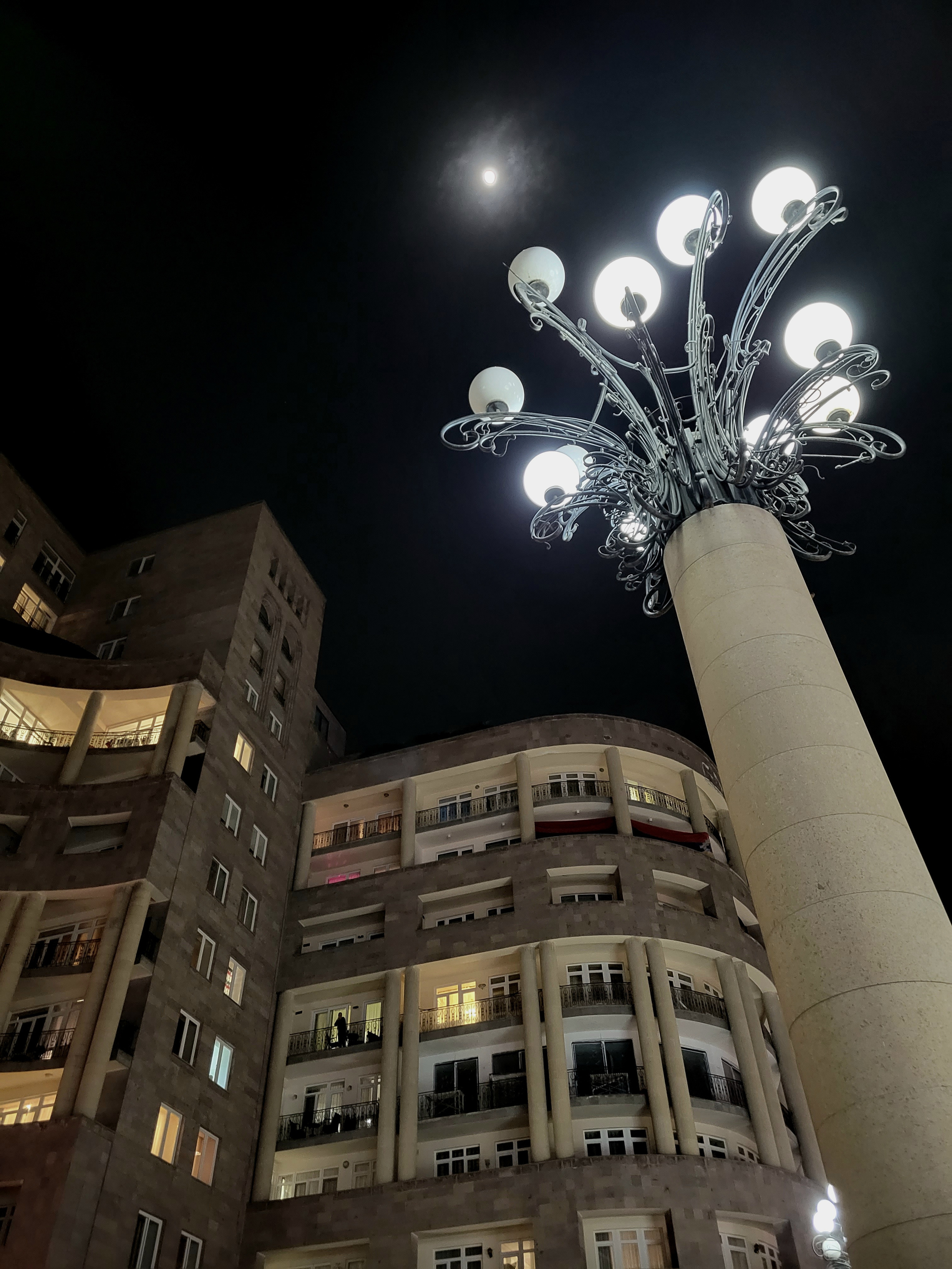 Поздней ночью выглянула Луна