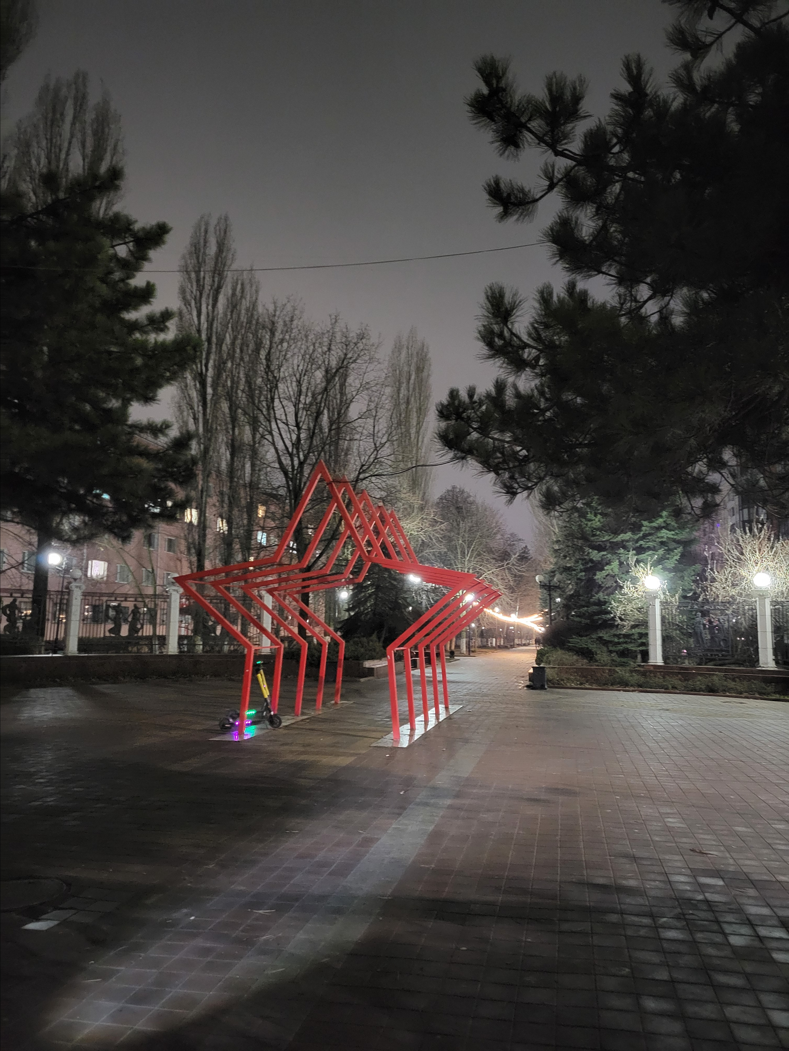 Прокатились в ночи по всей ее длине на самокатах