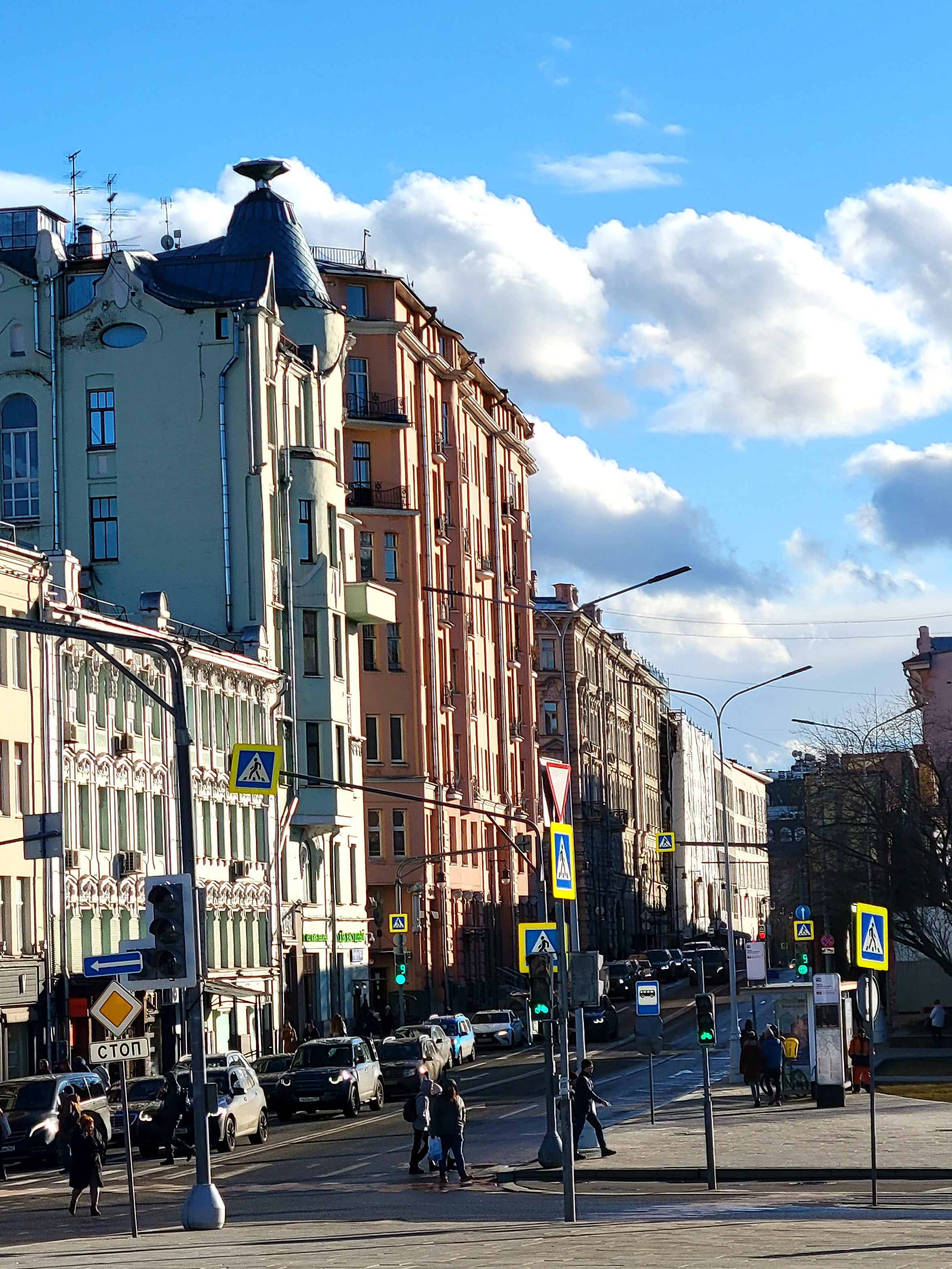 Ostozhenka. "House with glass" - glass on the roof, top-bottom. It's a sign, that owner promised to his mother stop drinking.