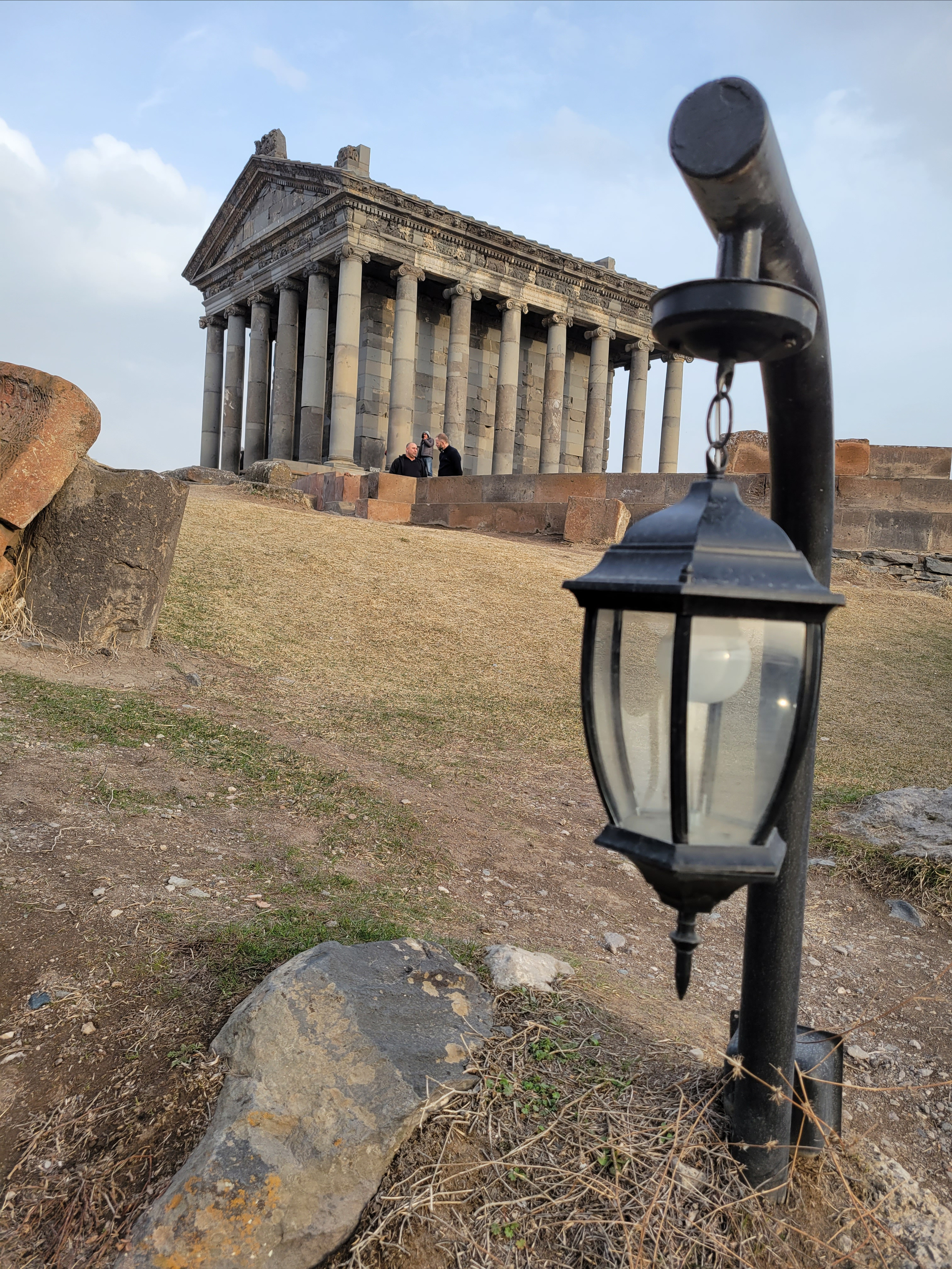 Восстановлен после разрушений в землетрясении