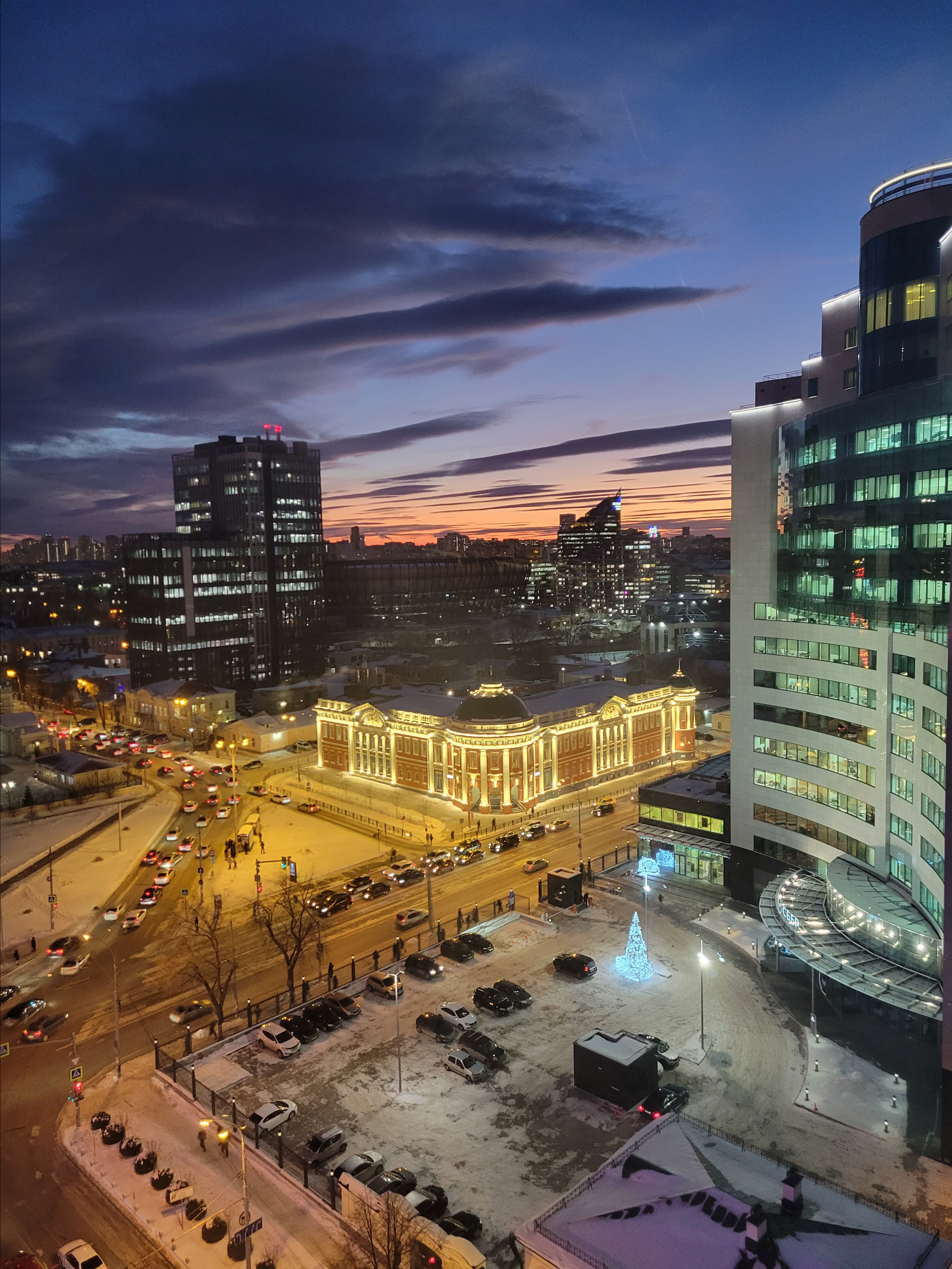 Утро, город просыпается