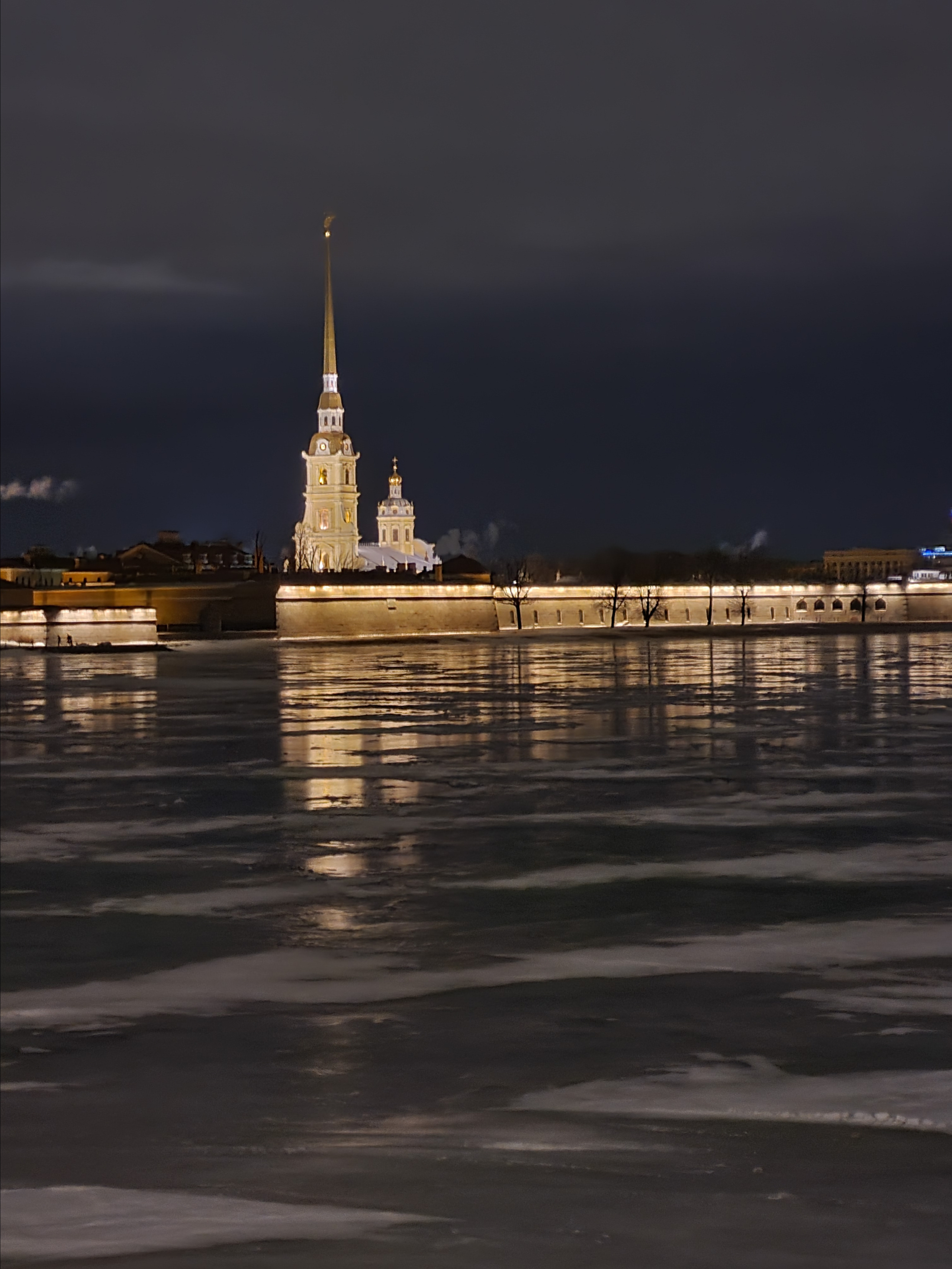 Нева покрыта льдом