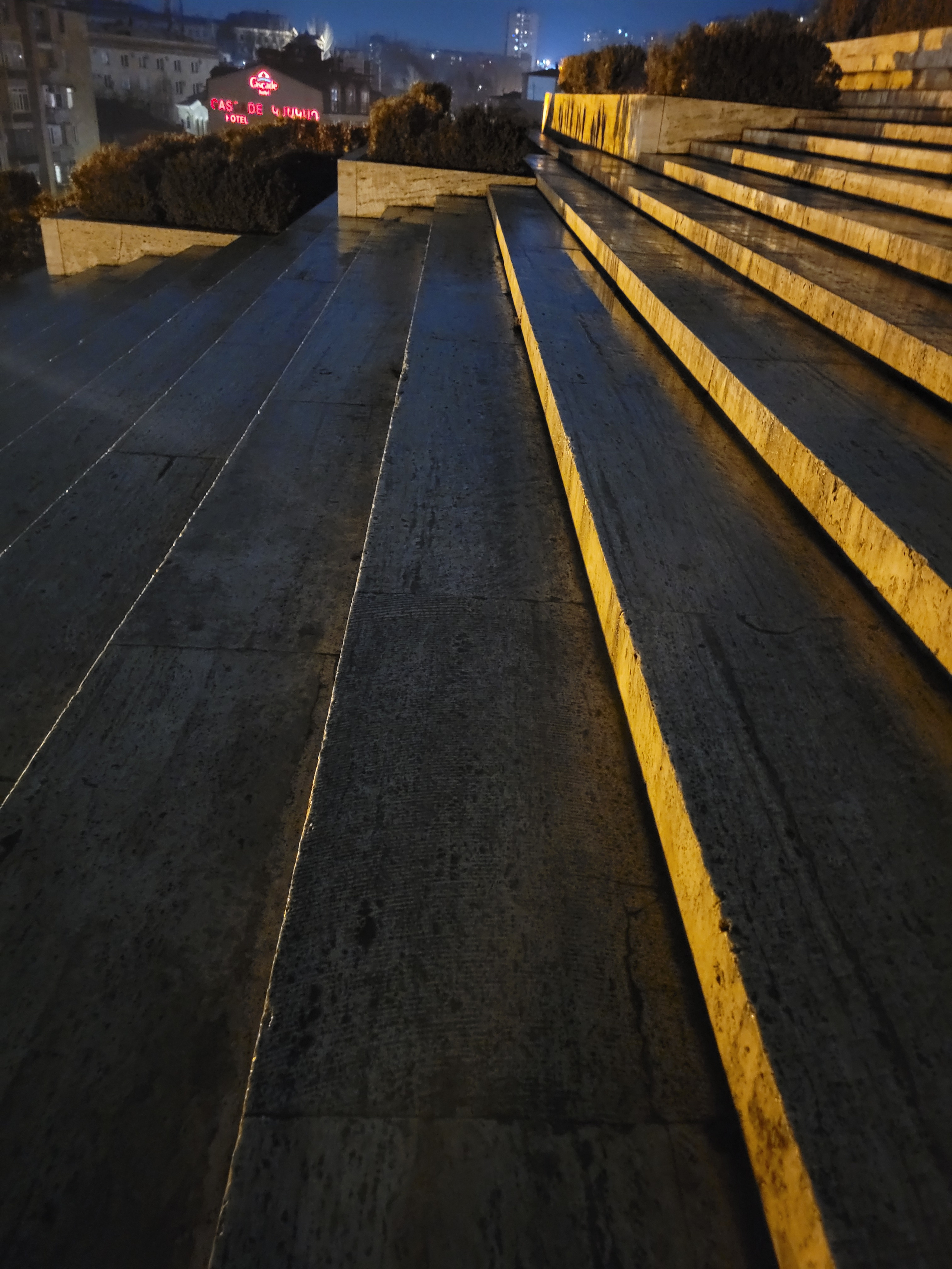 Ступени, сад каскадом. Но с боку из окна отеля оно смотрится чуть менее парадно