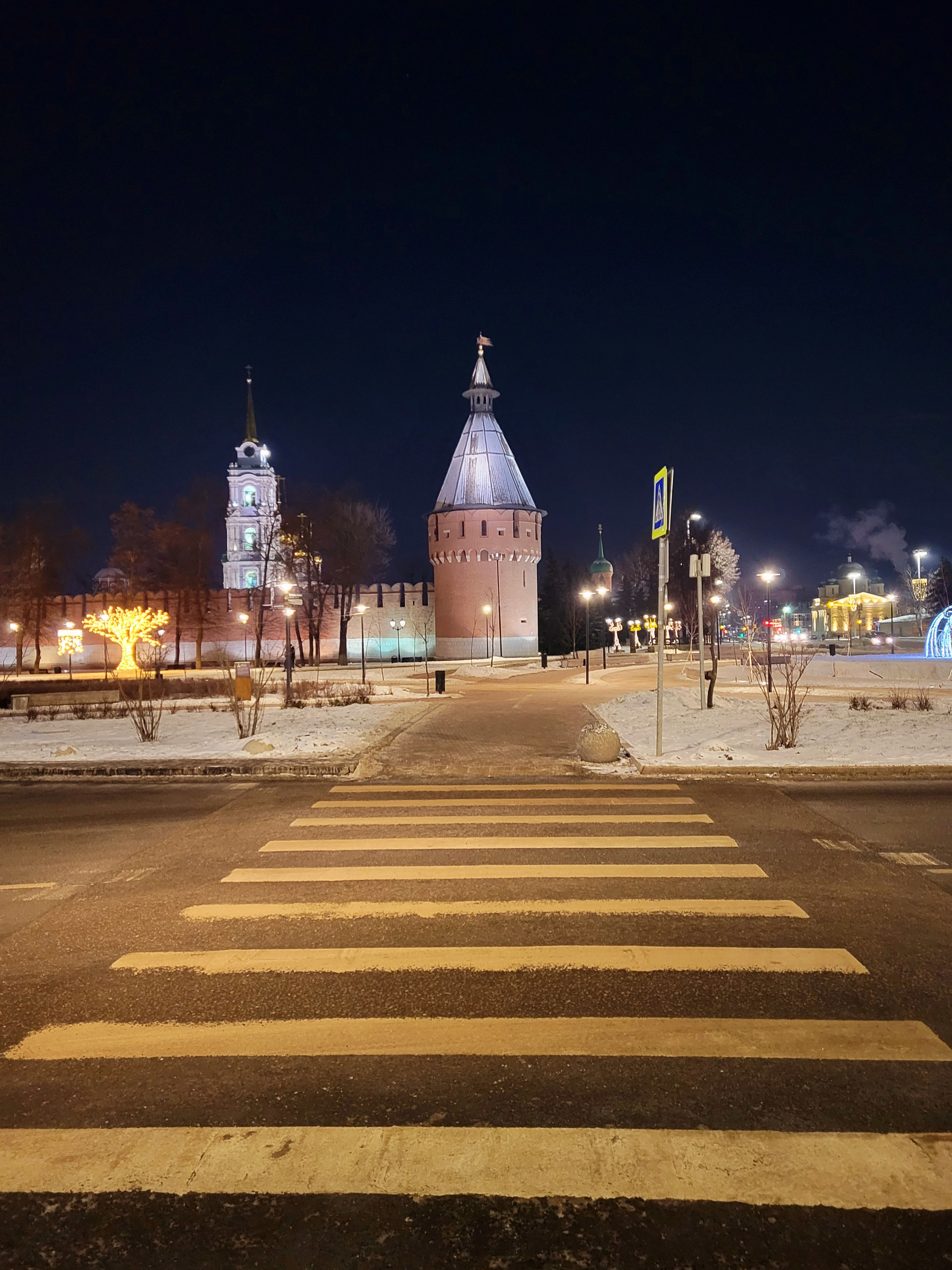 Ночной зимний город также прекрасен