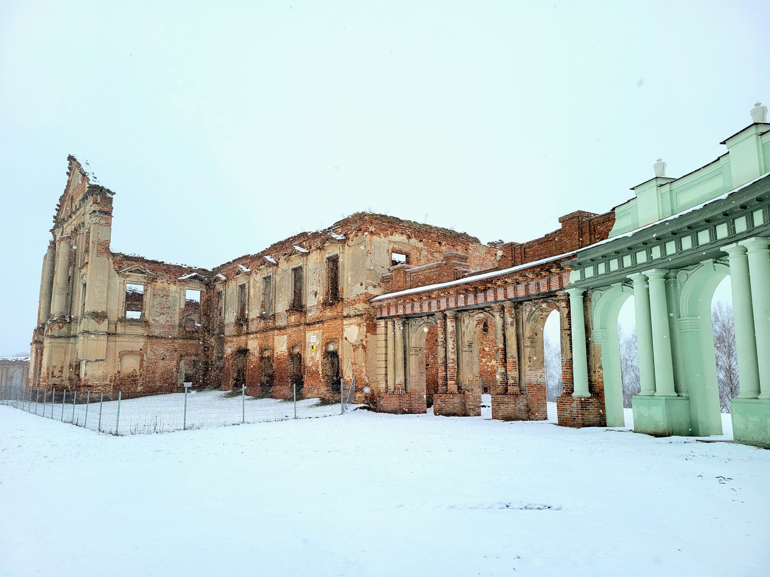 Въездные ворота и флигели восстановлены, работает музей