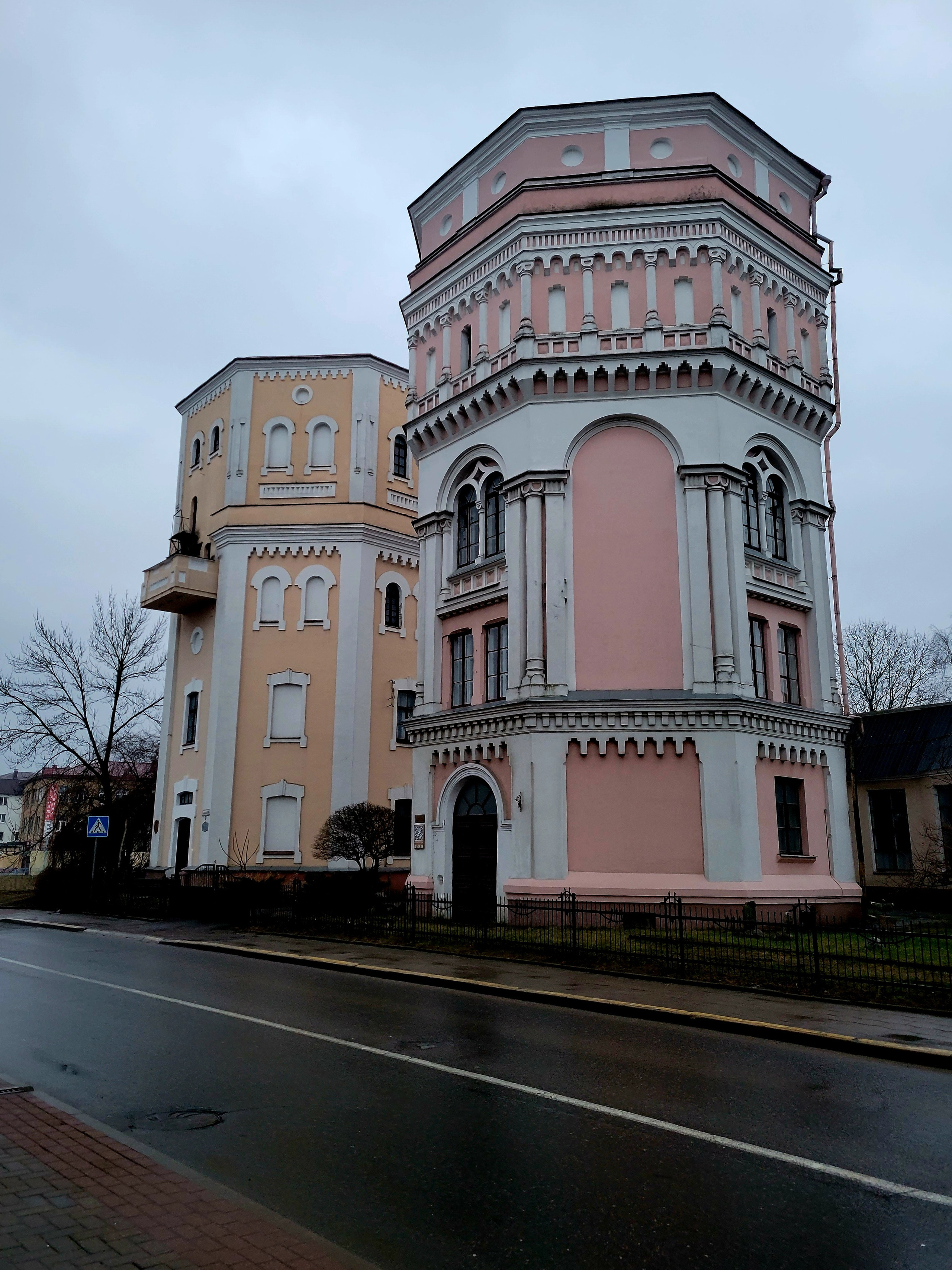 Вечером самые стойкие прогулялись до водонапорных башен Кася и Бася
