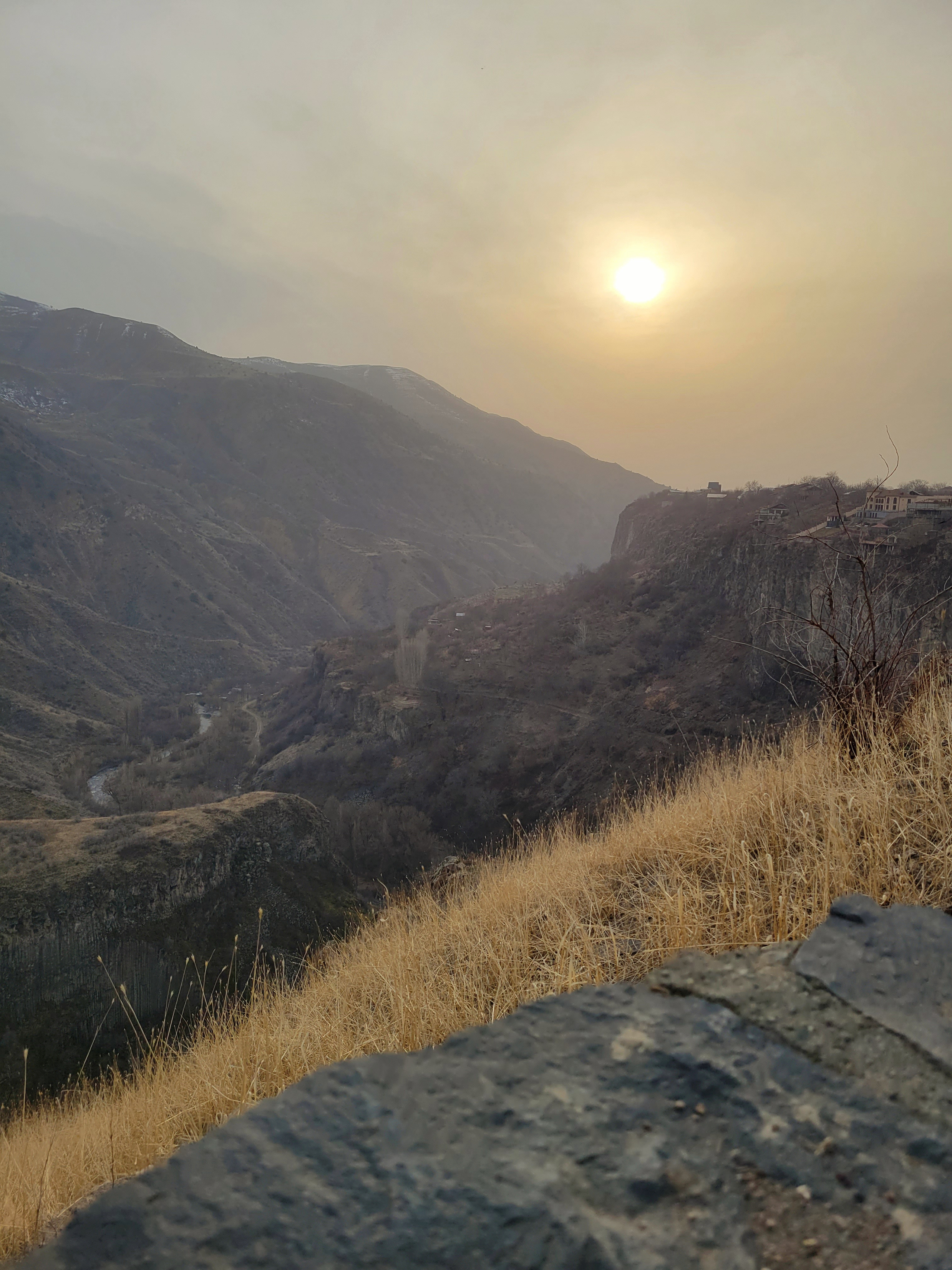 Резиденция заодно была и крепостью, на неприступной высоте гор