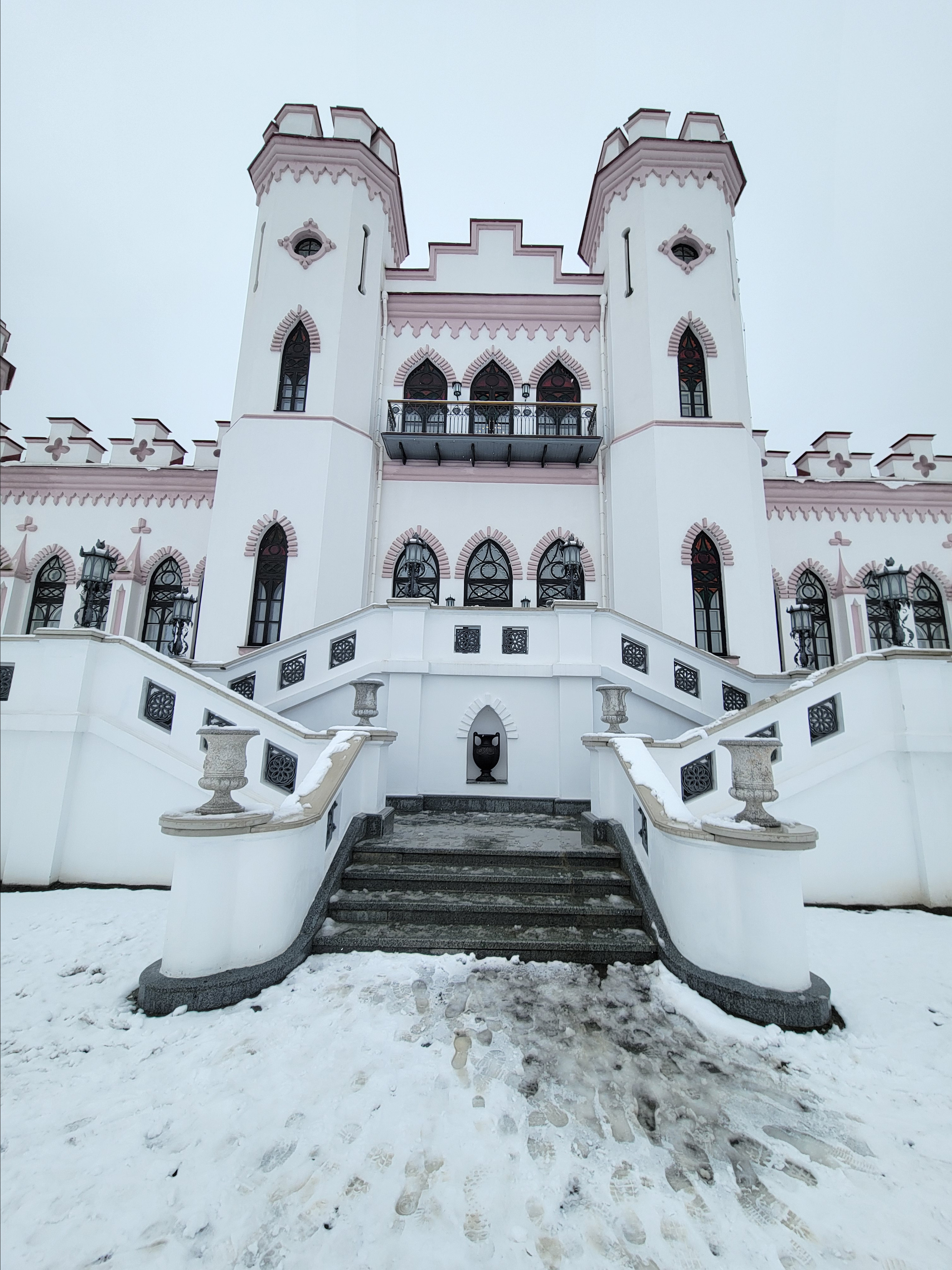 Восстановлен снаружи, частично внутри