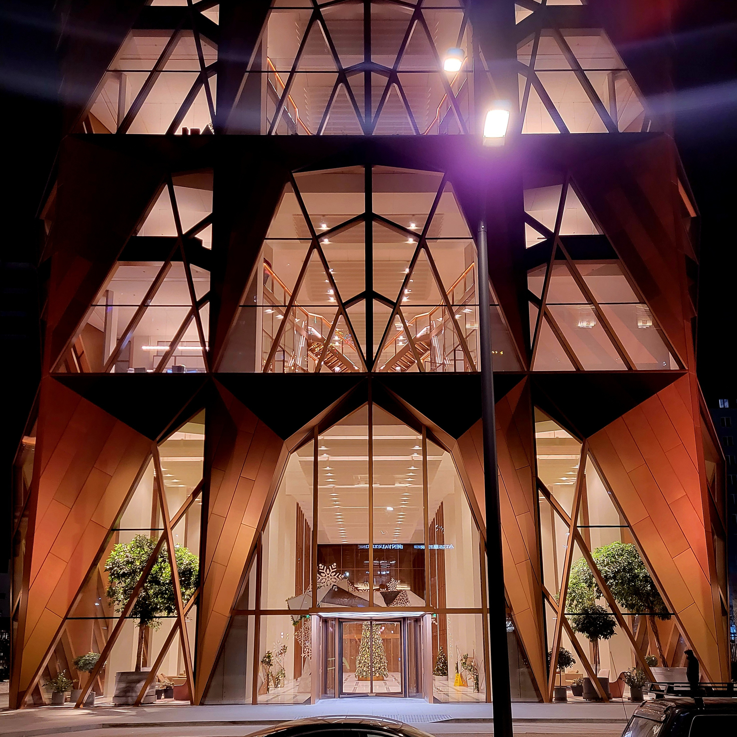 Необычное здание, выдающееся дизайном на старой мещанской улице