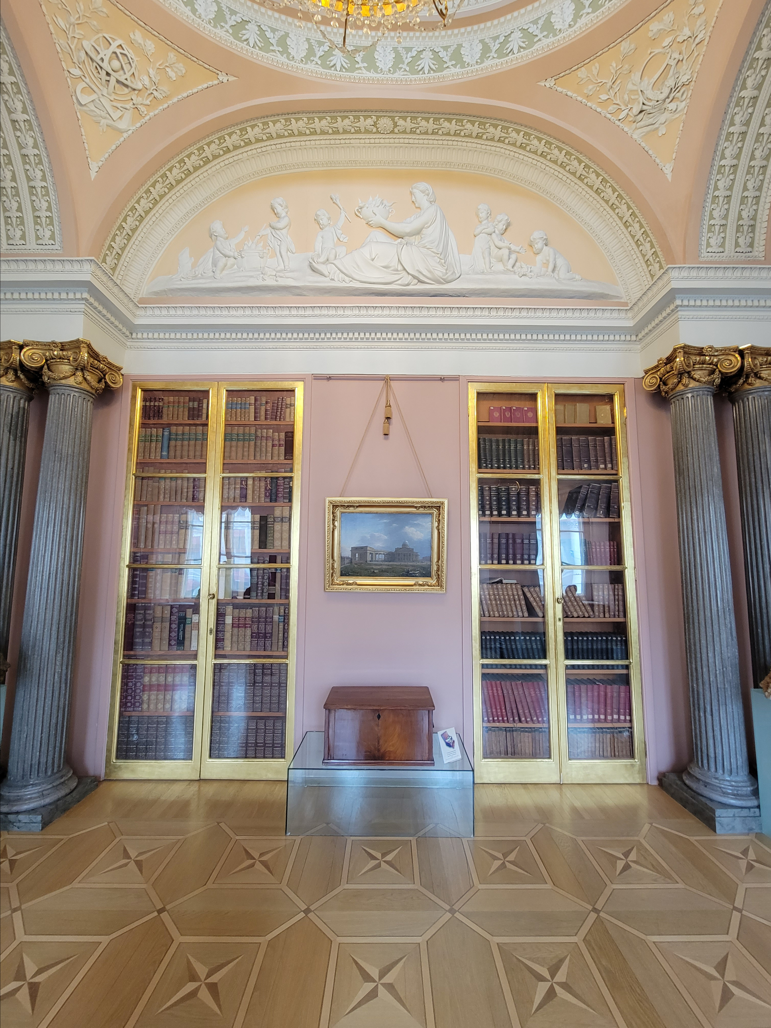 Фальшивый шкаф, маскирующий двери