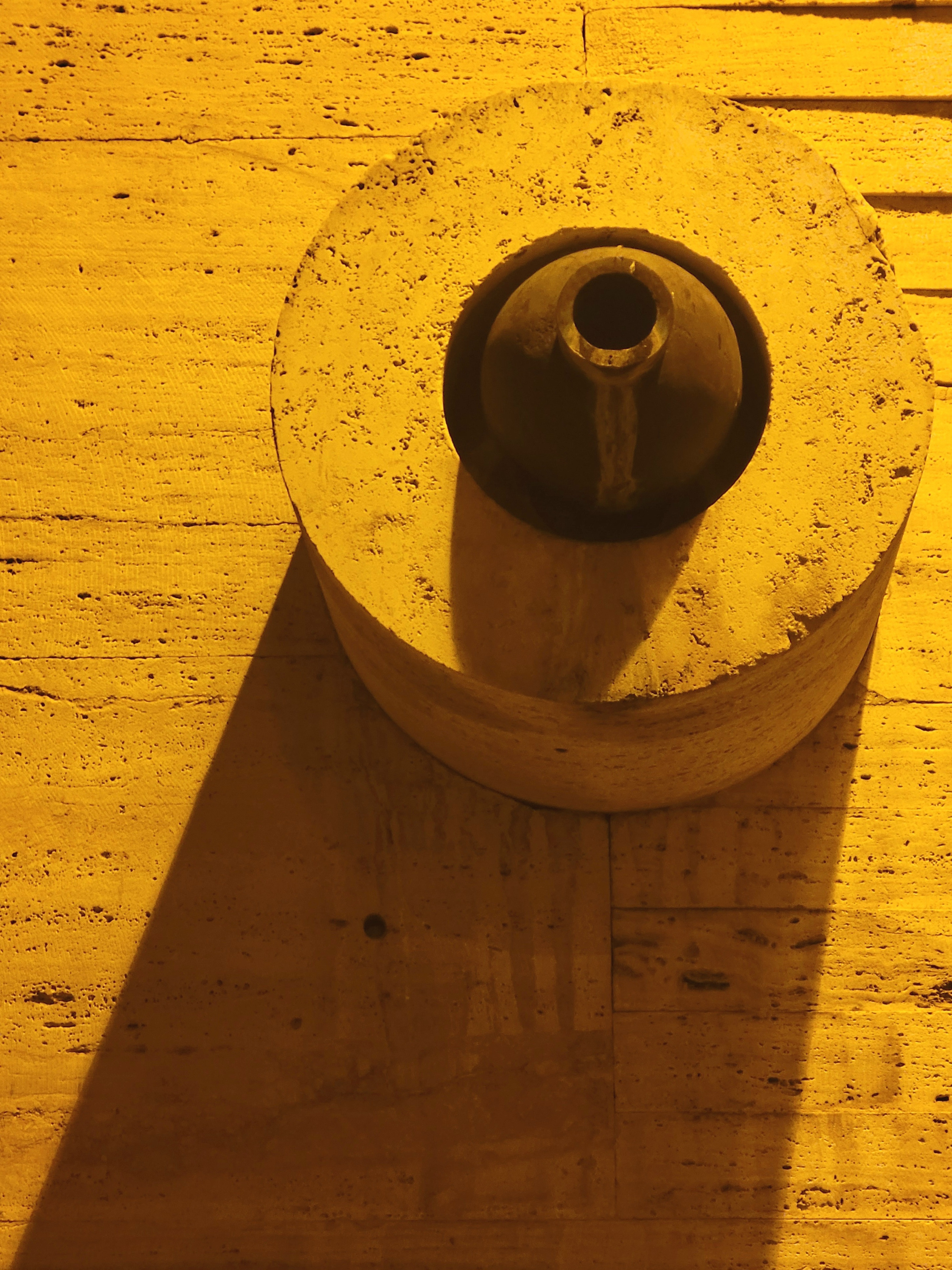 В ночное время к абстракции конструкции добавляется игра теней