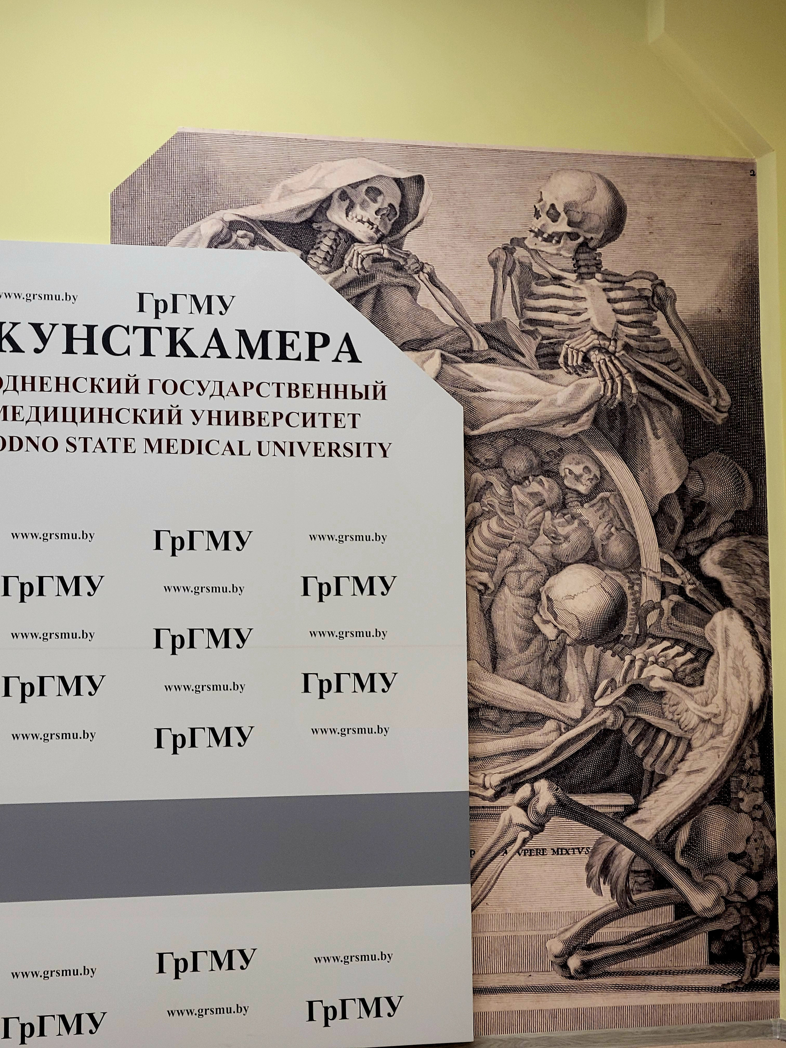 Экспонаты впечатляют. Экскурсии не проводятся, снимать нельзя. Но Игорек после курса биологии (как раз человека проходит) уверенно рассказал почти про все экспонаты, что в них правильно и какие проблемы. Я как даже засомневался, а не в медики ли ему податься
