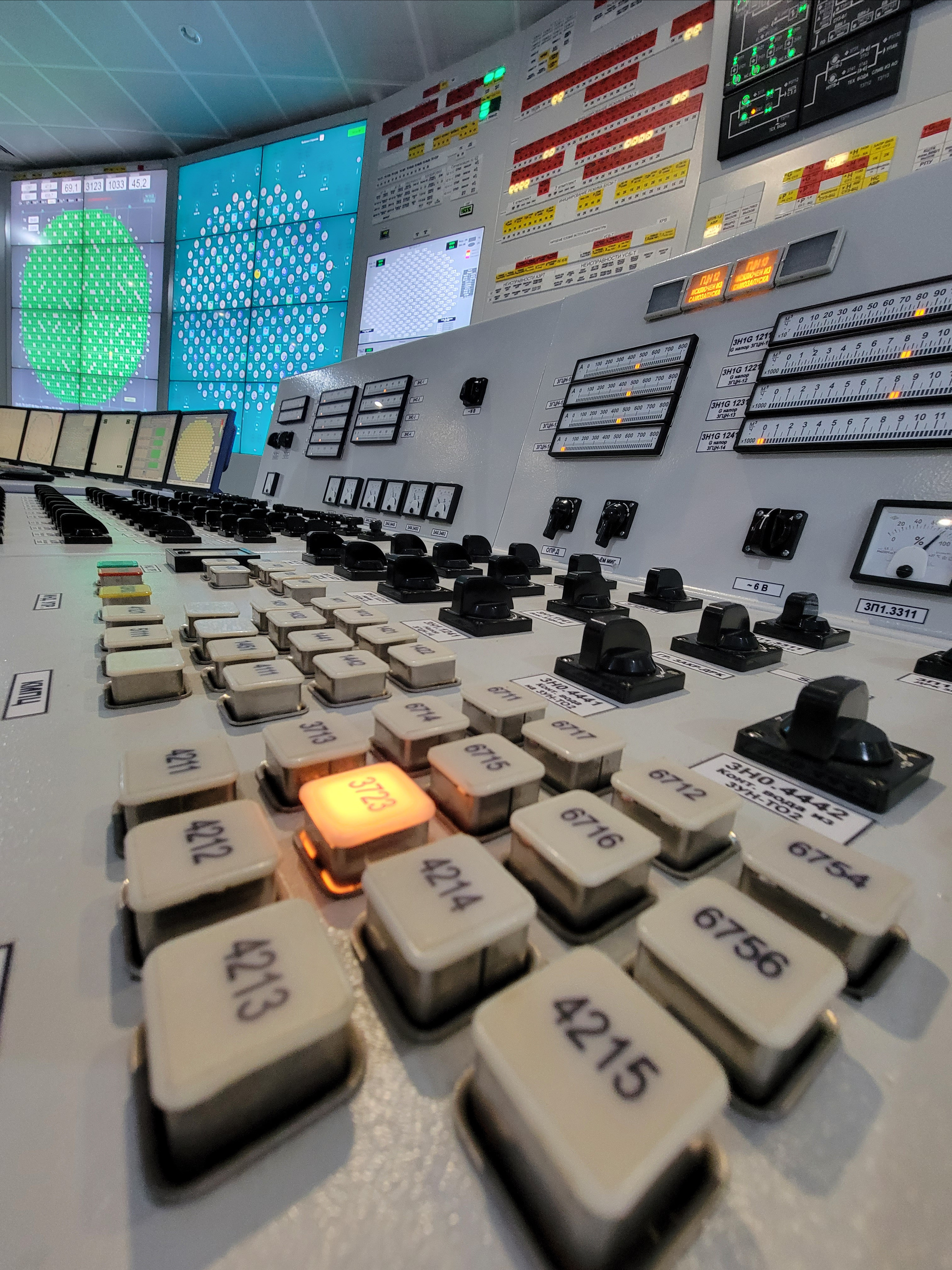 Зал управления 3 энергоблоком. Макет 1:1 в учебном классе, полностью действующий