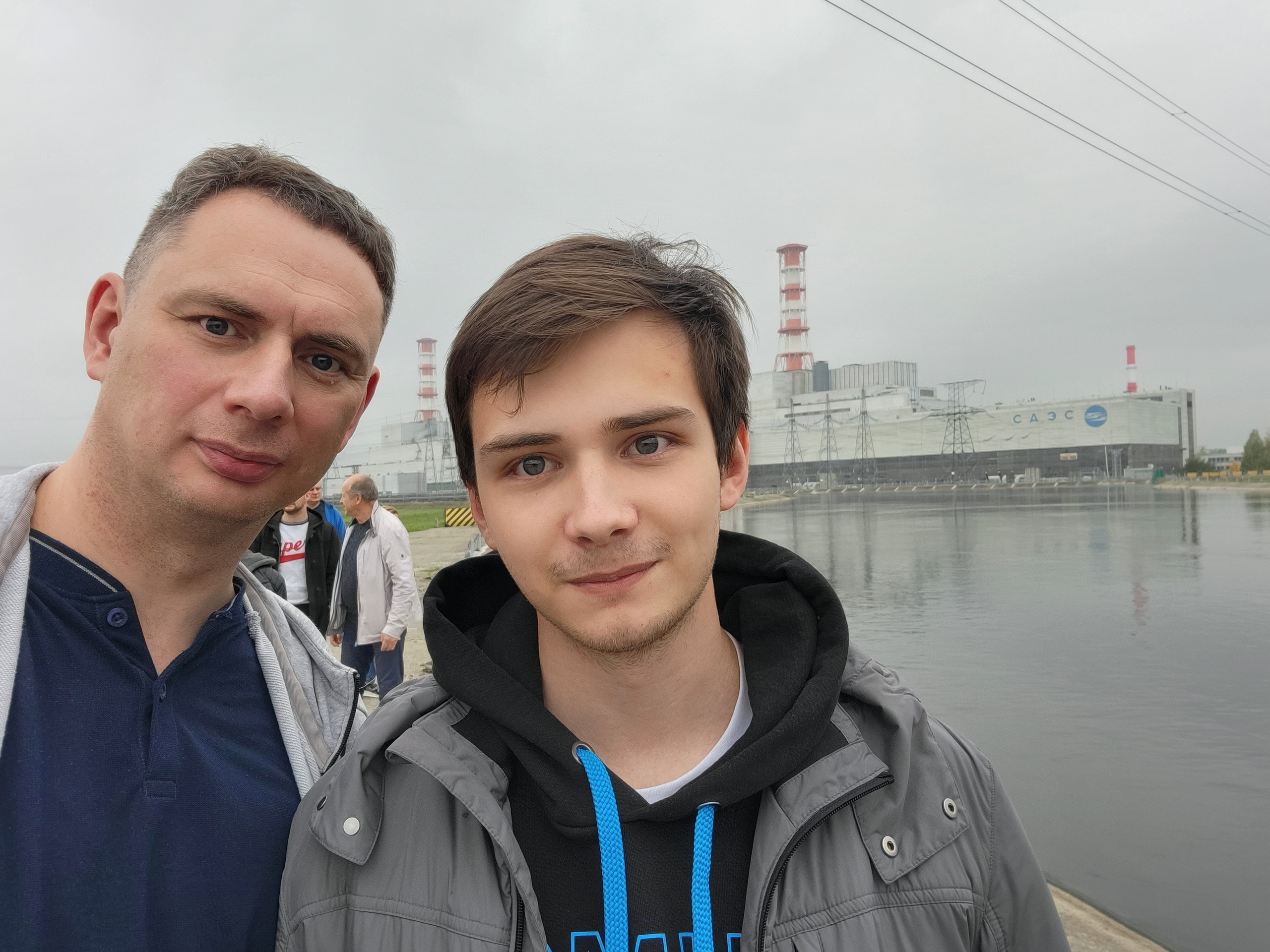 Селфи в максимально близком месте к АЭС, где еще можно снимать