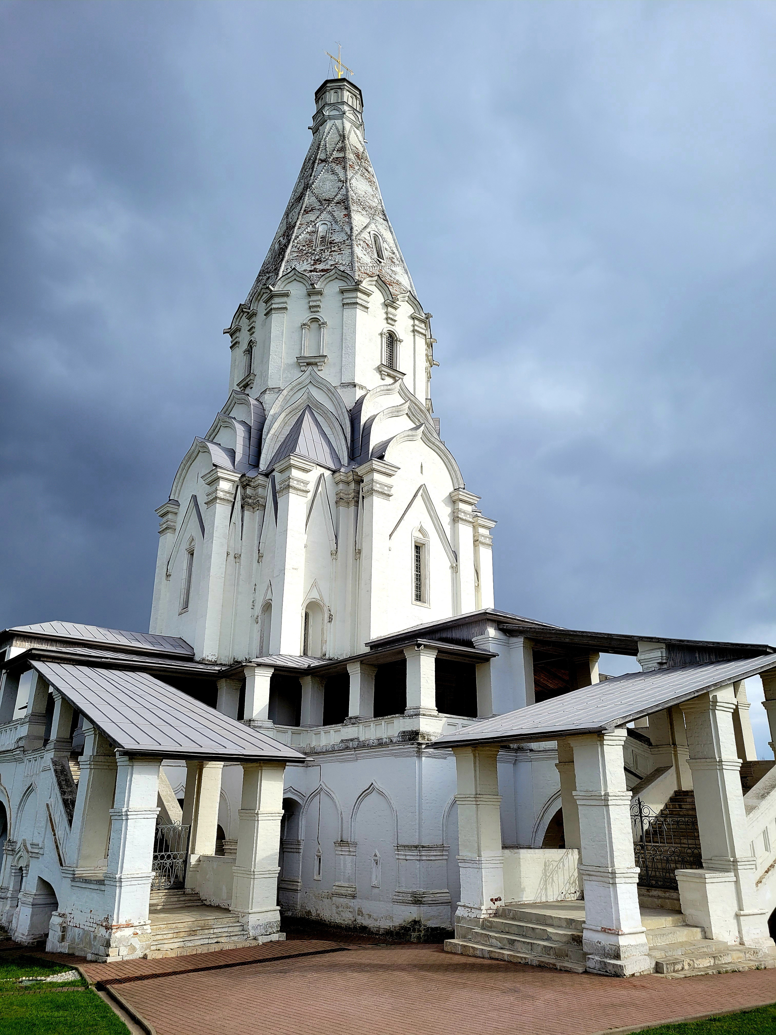 Красоту и спокойствие пейзажа подчеркивала набежавшая туча