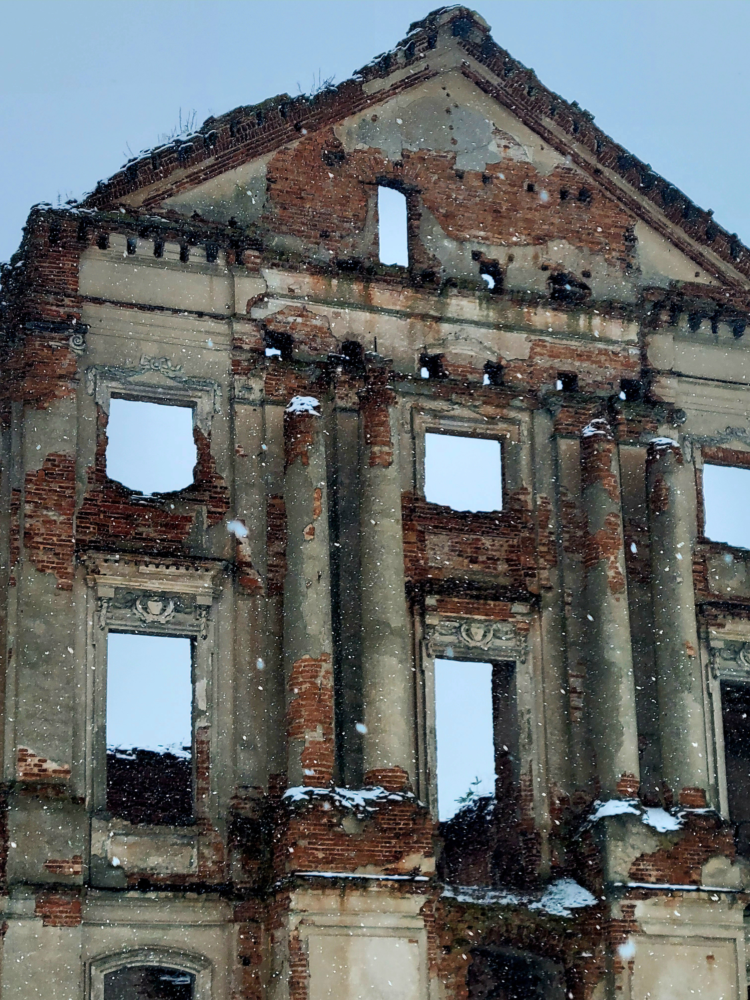 Снег придал особый вид всему ансамблю