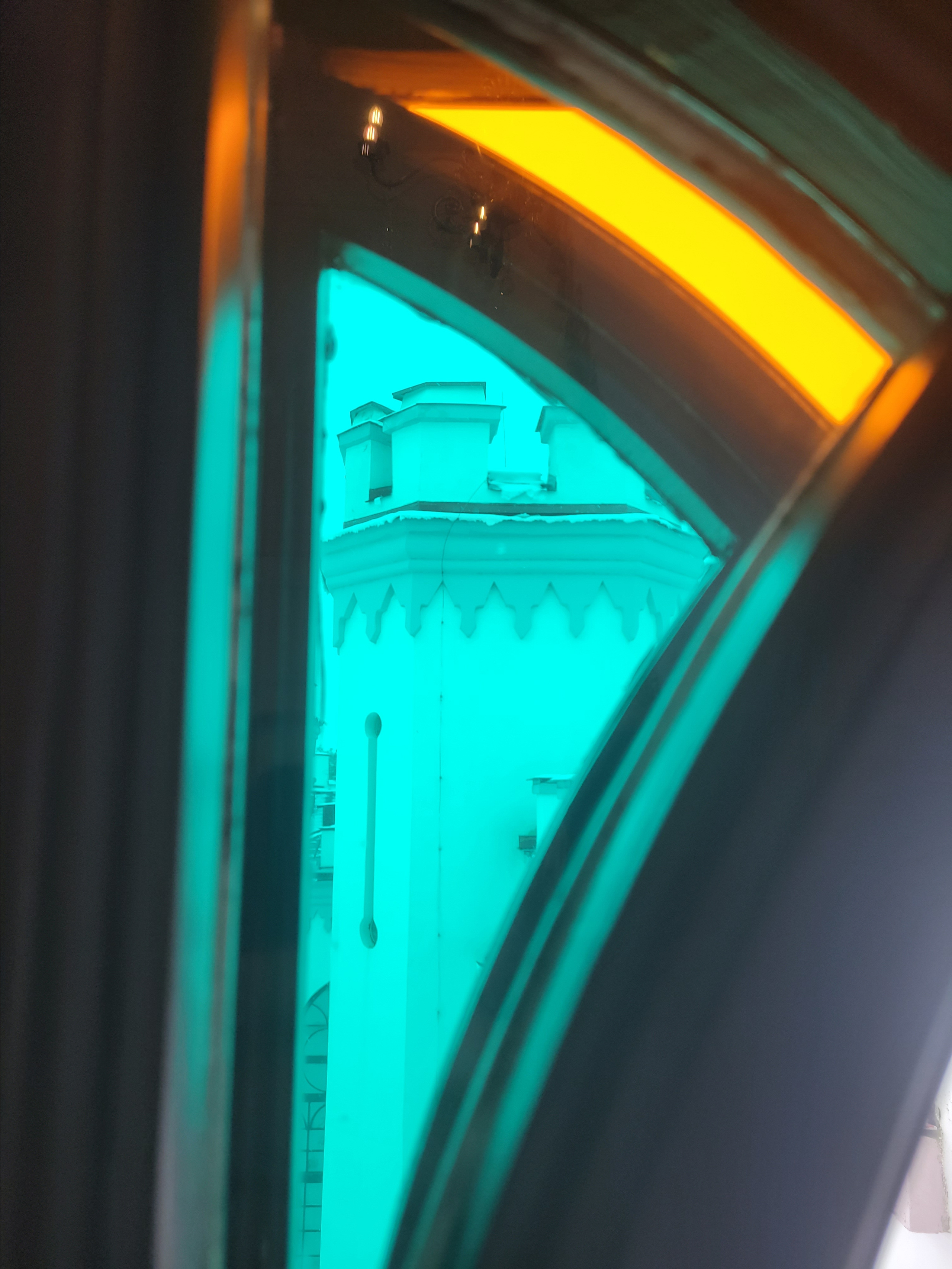 Радует глаз, особенно если верить, что восстановлен он был по исходным чертежам, фото и описаниям