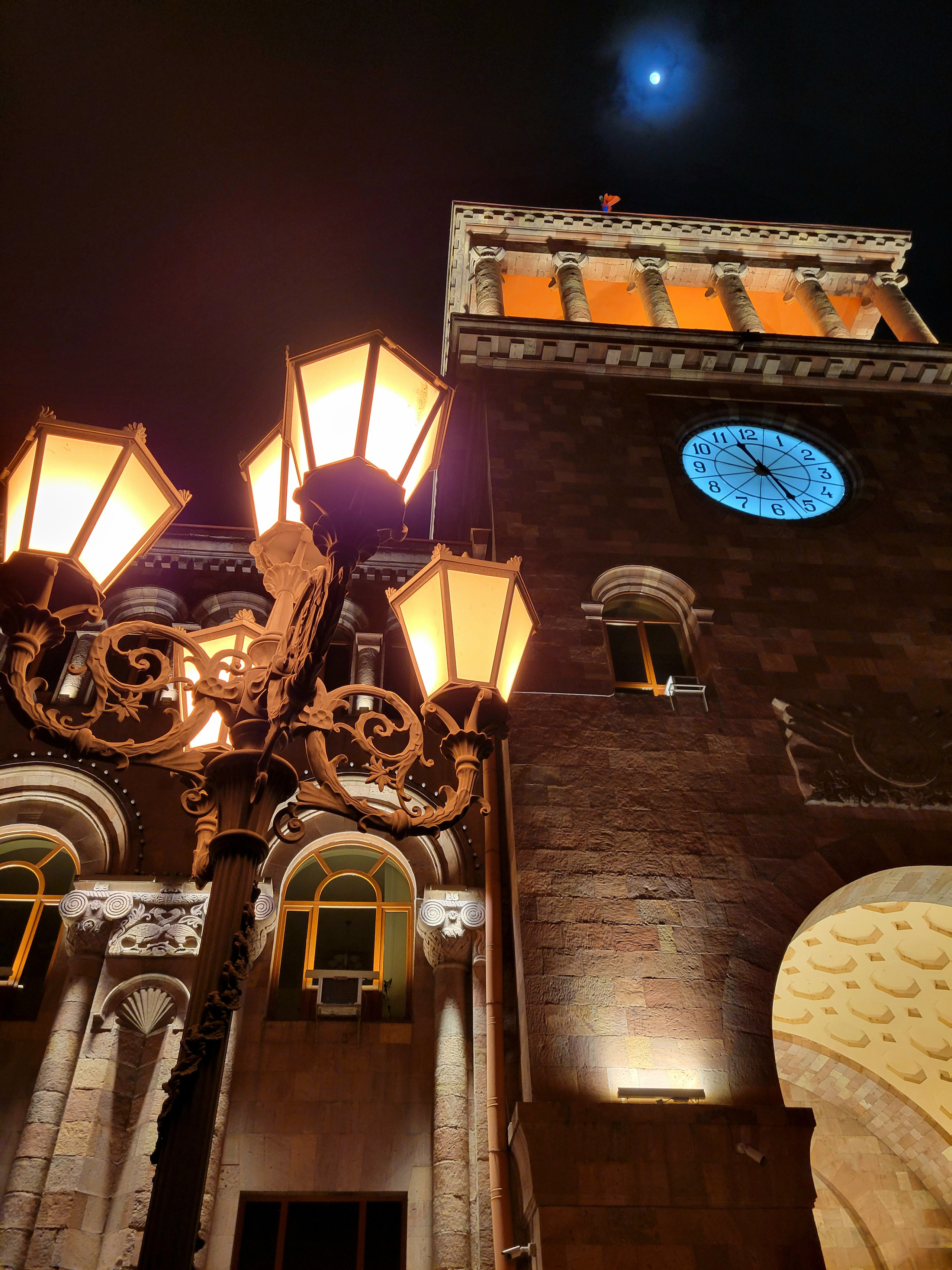 В субботу вечером движение в городе оживленное