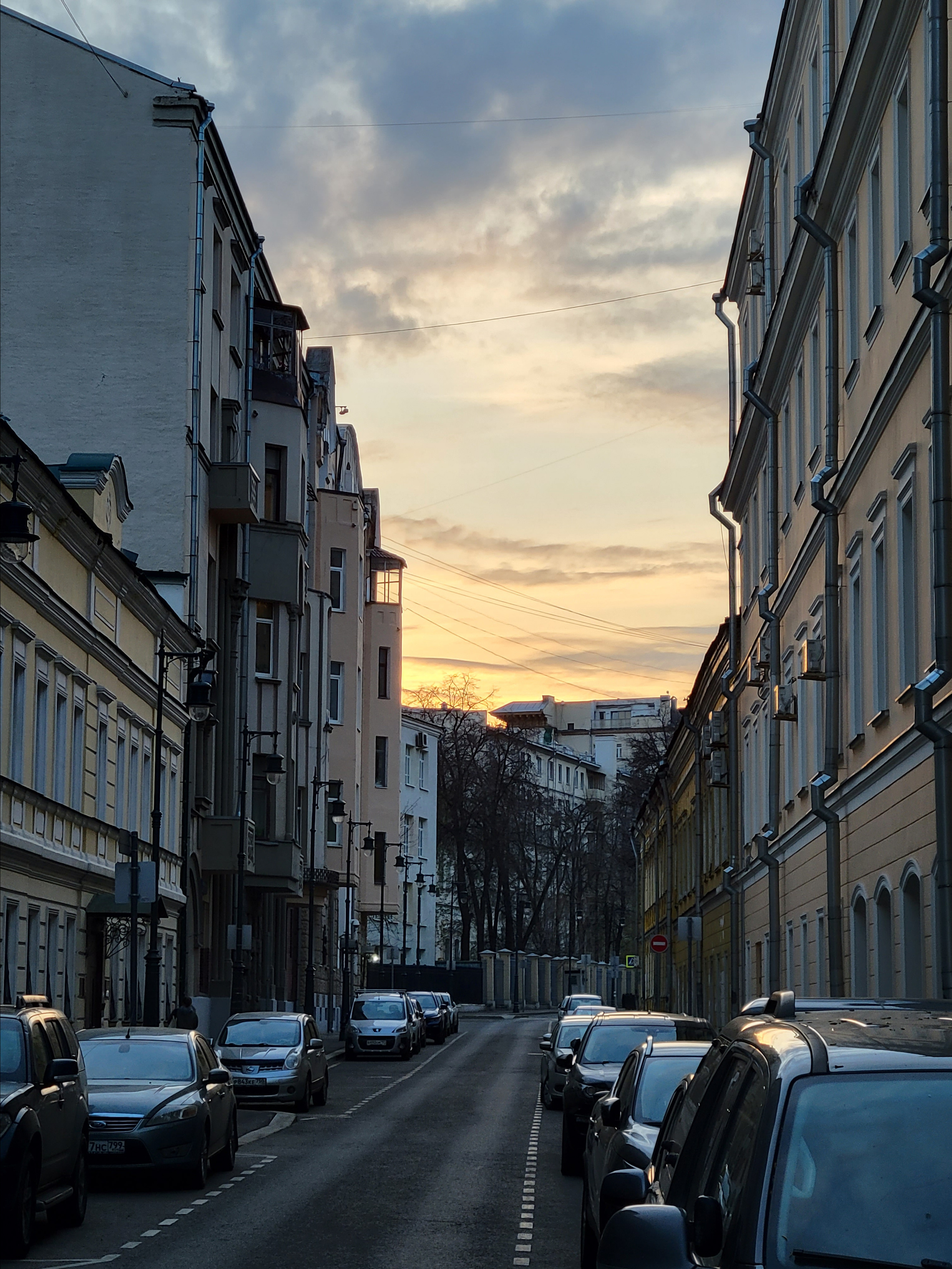 Люблю район Остоженка - Пречистенка. Центр города, но тихо и спокойно, уютно и ухожено, переулки, фонарики.