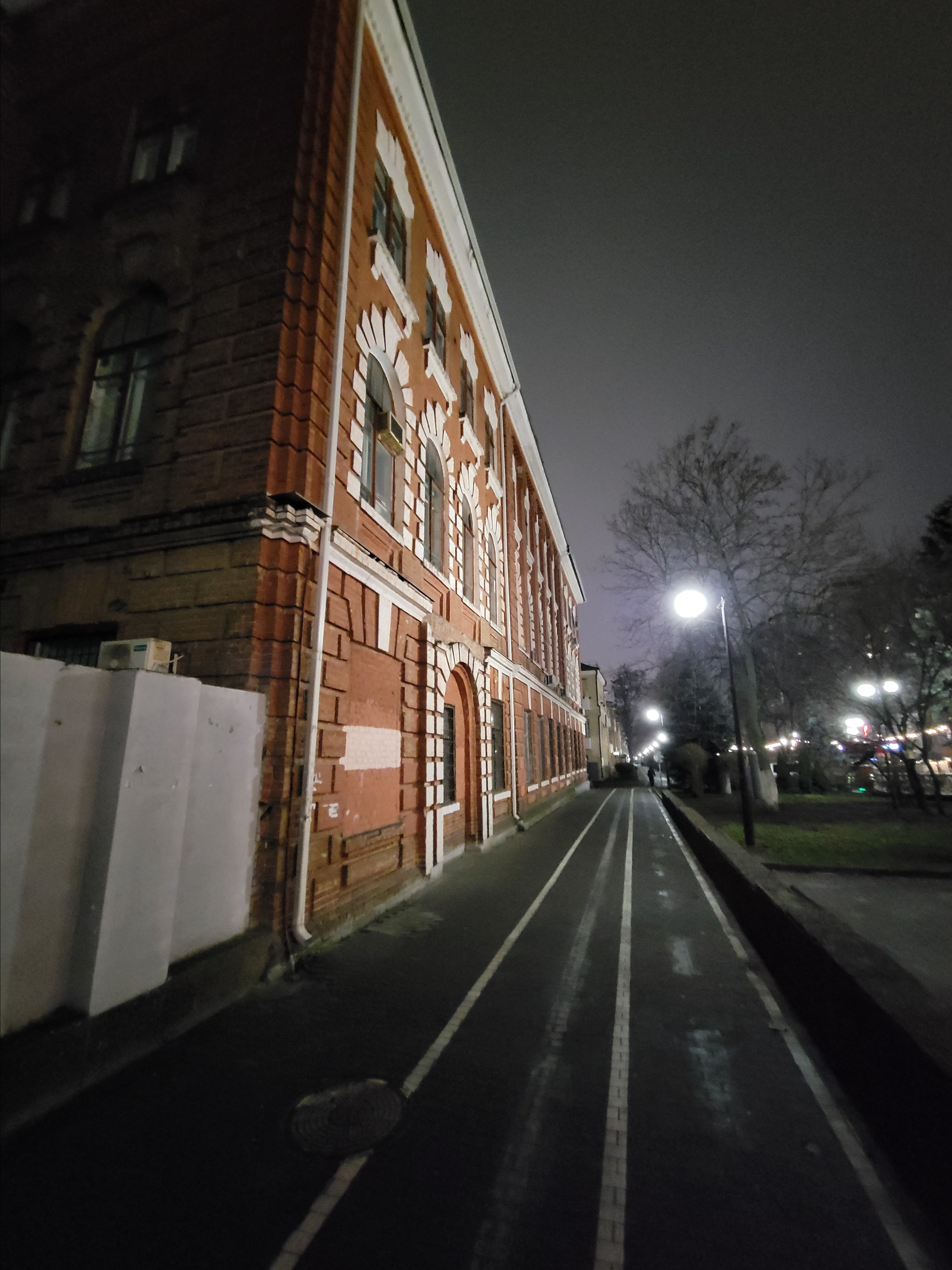 Уютный чистый город с красивыми домами и длинным бульваром - Пушкинской ул.