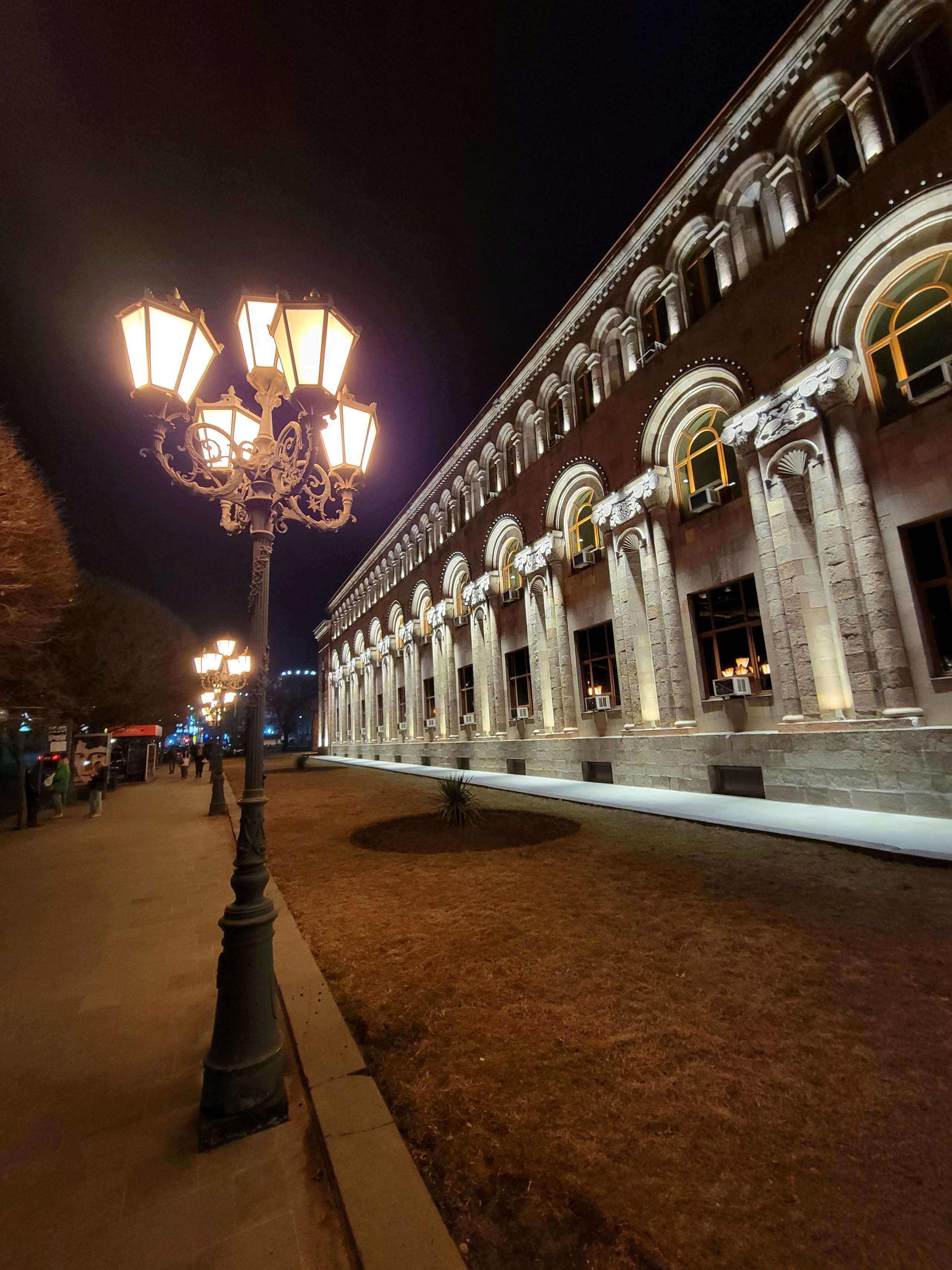 Гуляют и туристы, и местные жители