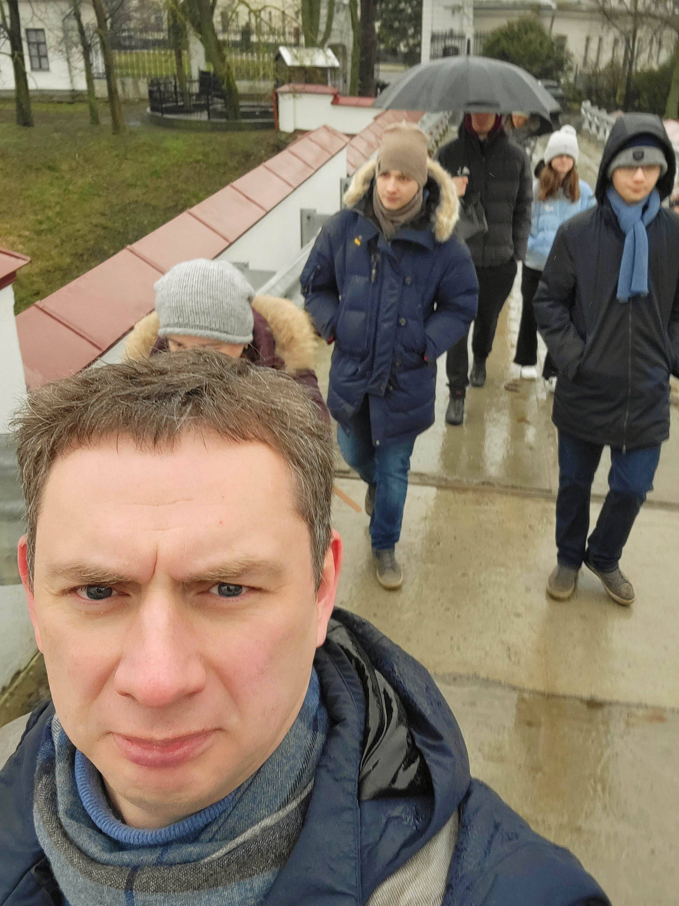 Уже пол-первого дня рождения, а мы даже бокальчика просекко не пропустили, как бы говорит это лицо...